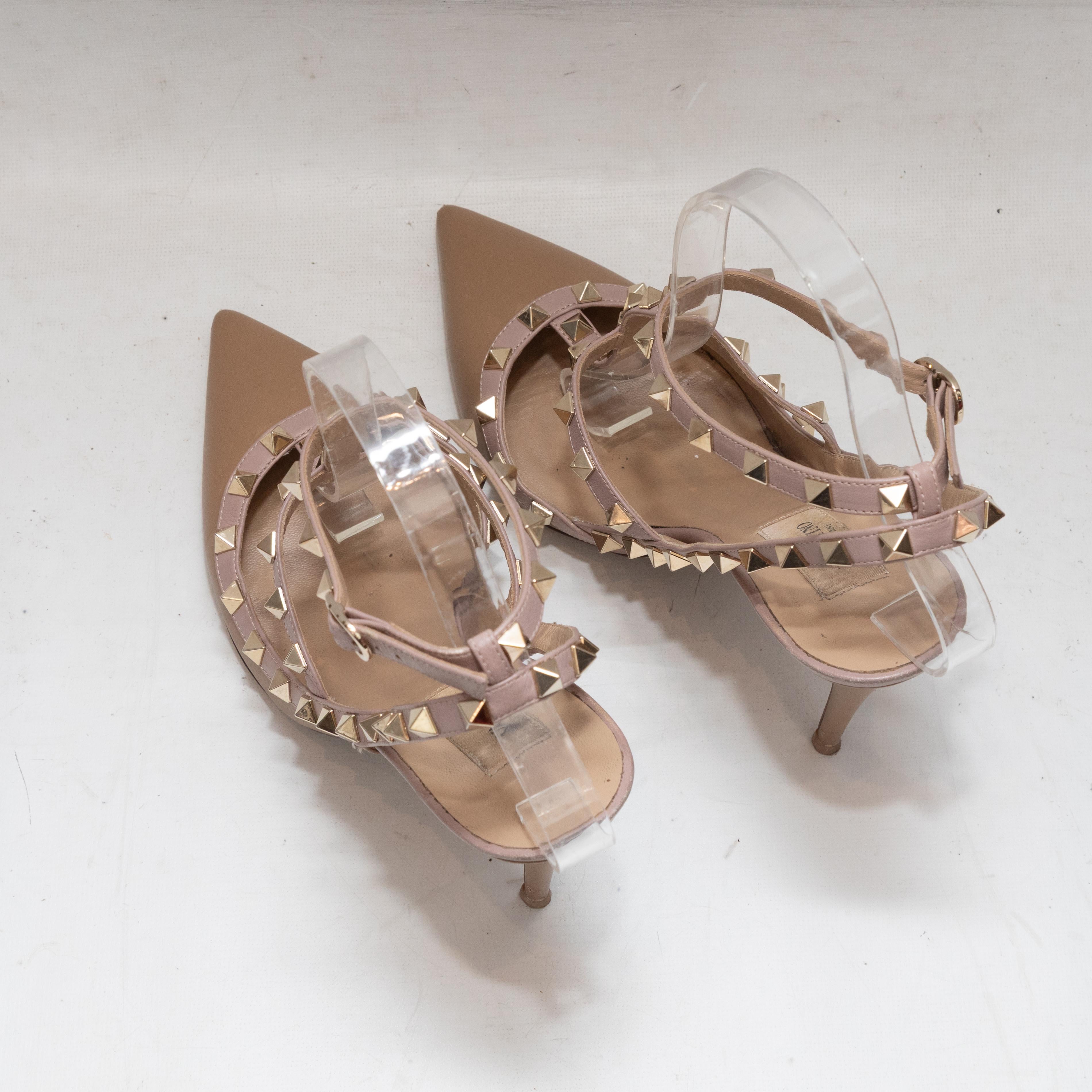 Zapatos de tacón Rockstud de Valentino en punta, beige y rubor, talla 39.5 en Bueno estado para la venta en New York, NY