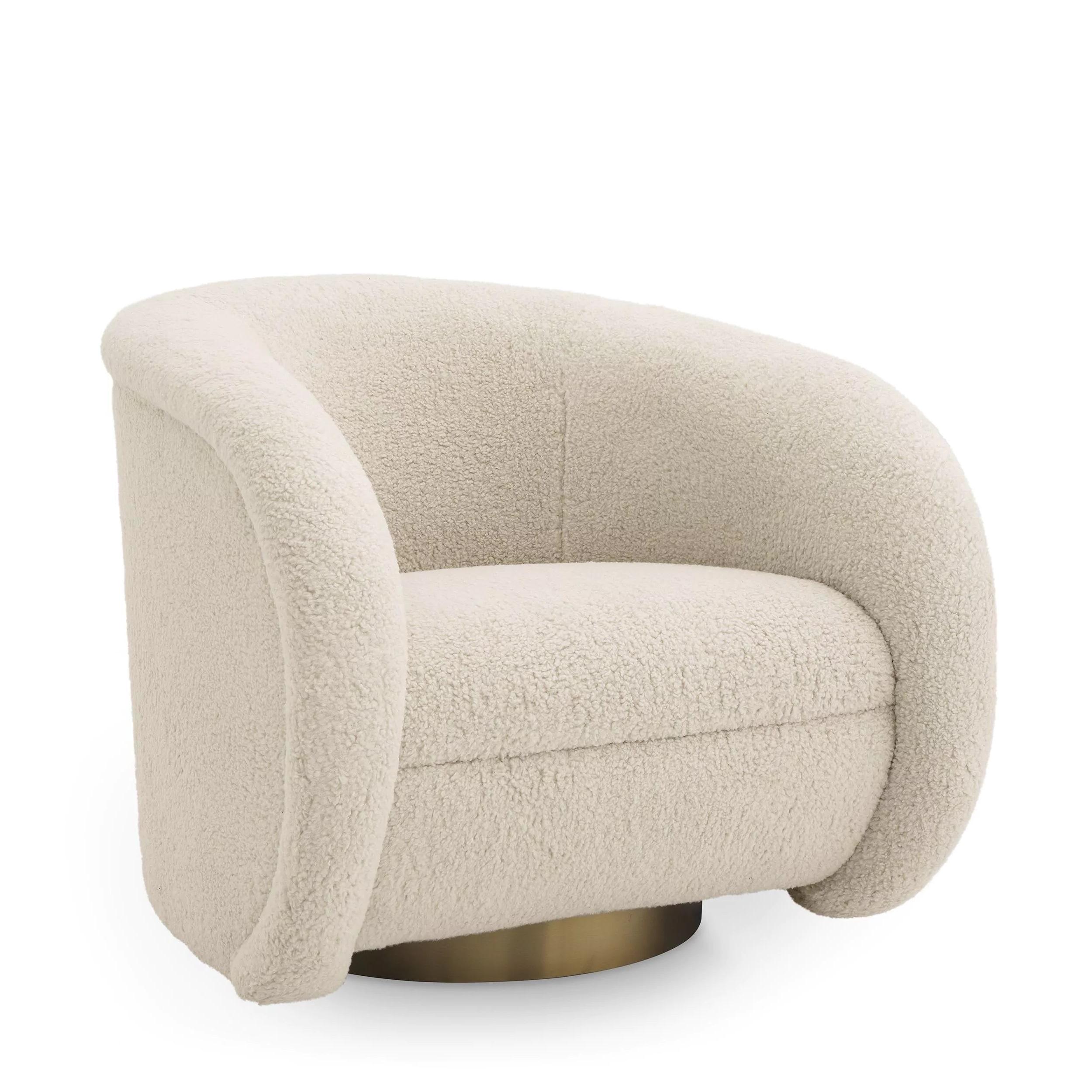 Welcoming and curved swivel armchair in beige bouclé fabric with brass finishes base