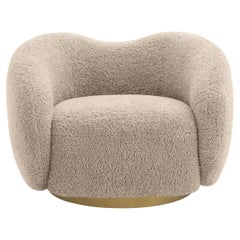 Fauteuil pivotant et incurvé en tissu bouclé beige et finitions en laiton