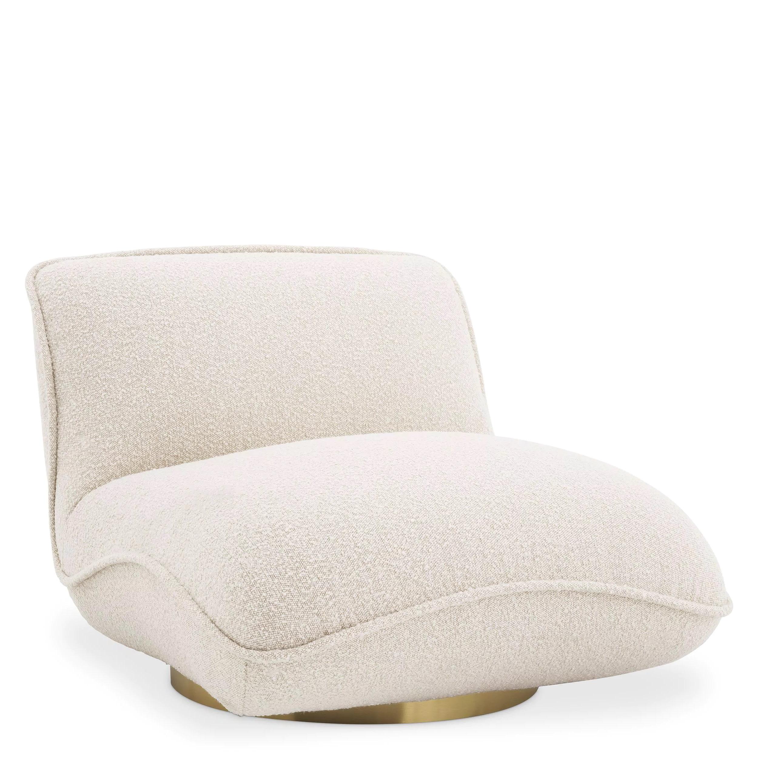 Welcoming swivel armchair in beige bouclé fabric with brass finishes.