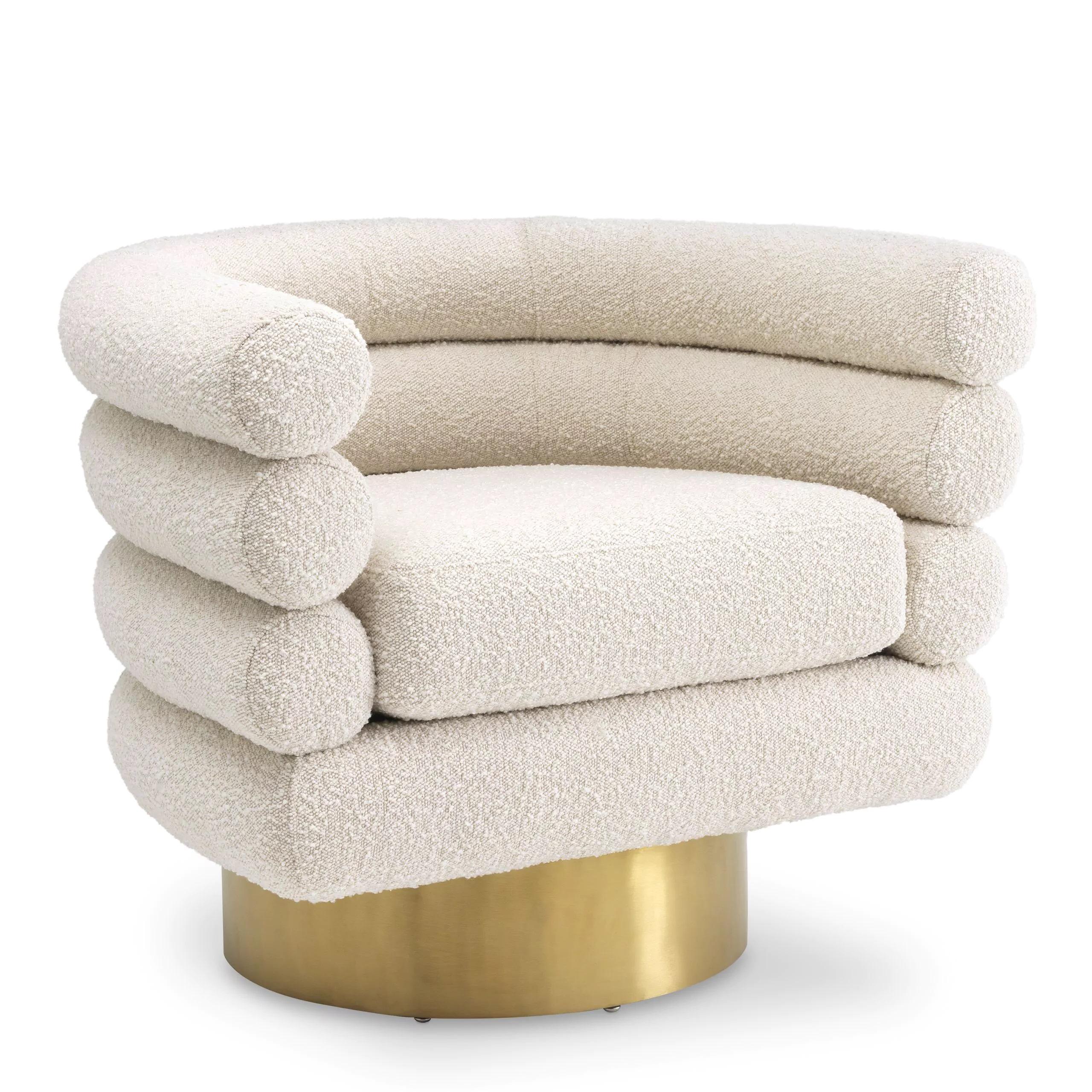 Welcoming swivel armchair in beige bouclé fabric with brass finishes base.