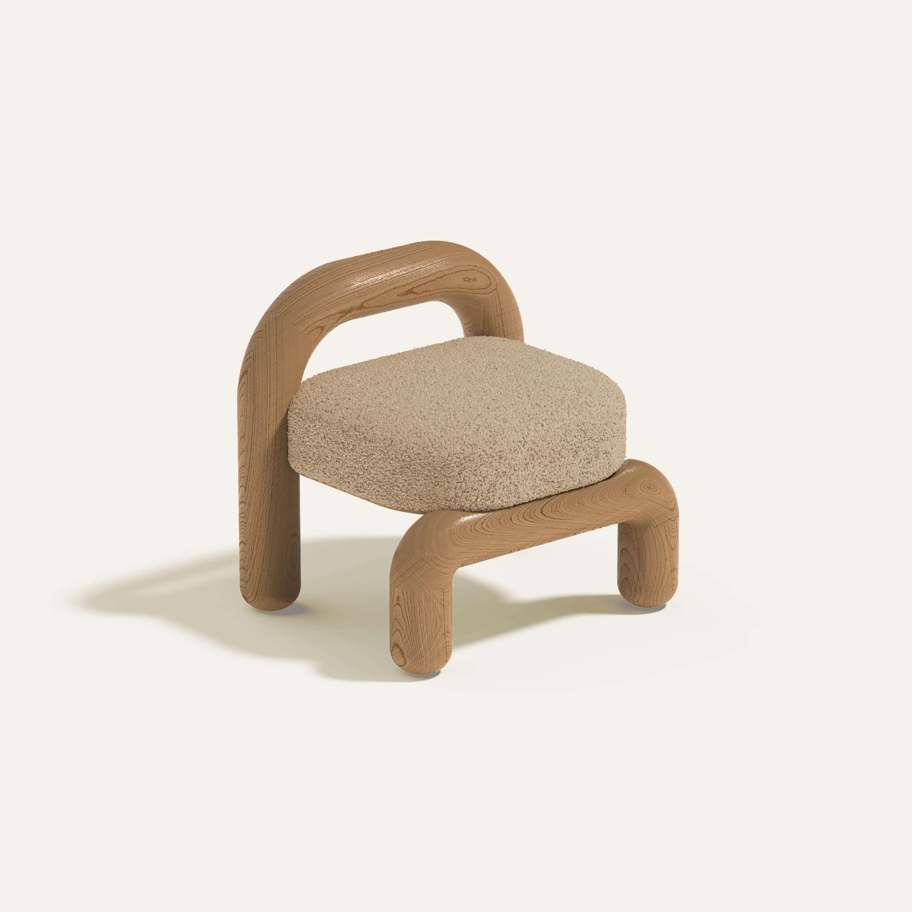 Beigefarbener Boucle-Sessel aus Eichenholz von Maha Alavi Studio
Abmessungen: B 74 x T 59 x H 71 cm
MATERIALIEN: Eiche massiv.

Maha Alavi ist ein kanadischer Industriedesigner mit Sitz in Tokio. Ihre Praxis zielt darauf ab, Zusammenhänge durch