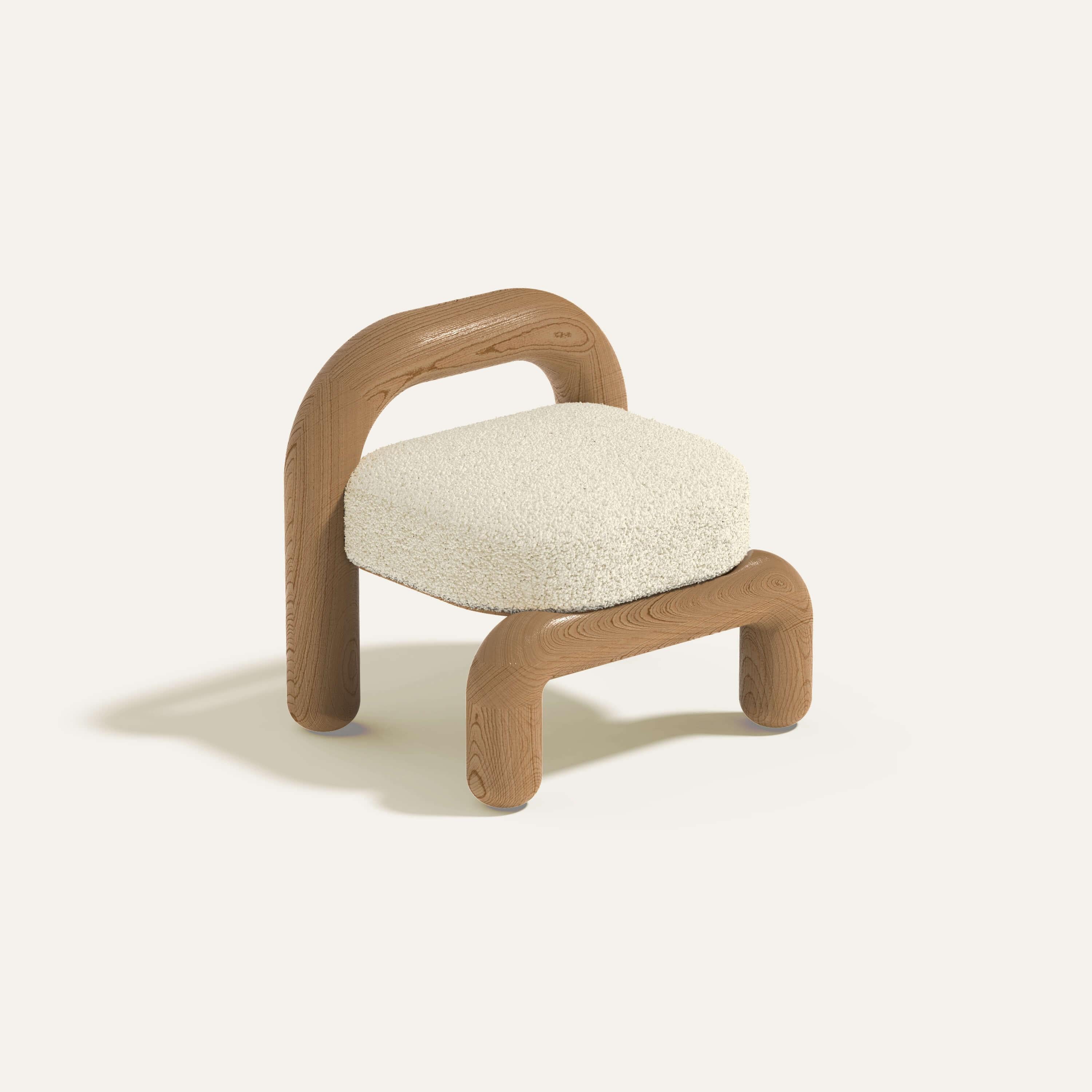 Beigefarbener Boucle-Sessel aus Eichenholz von Maha Alavi Studio (Postmoderne) im Angebot