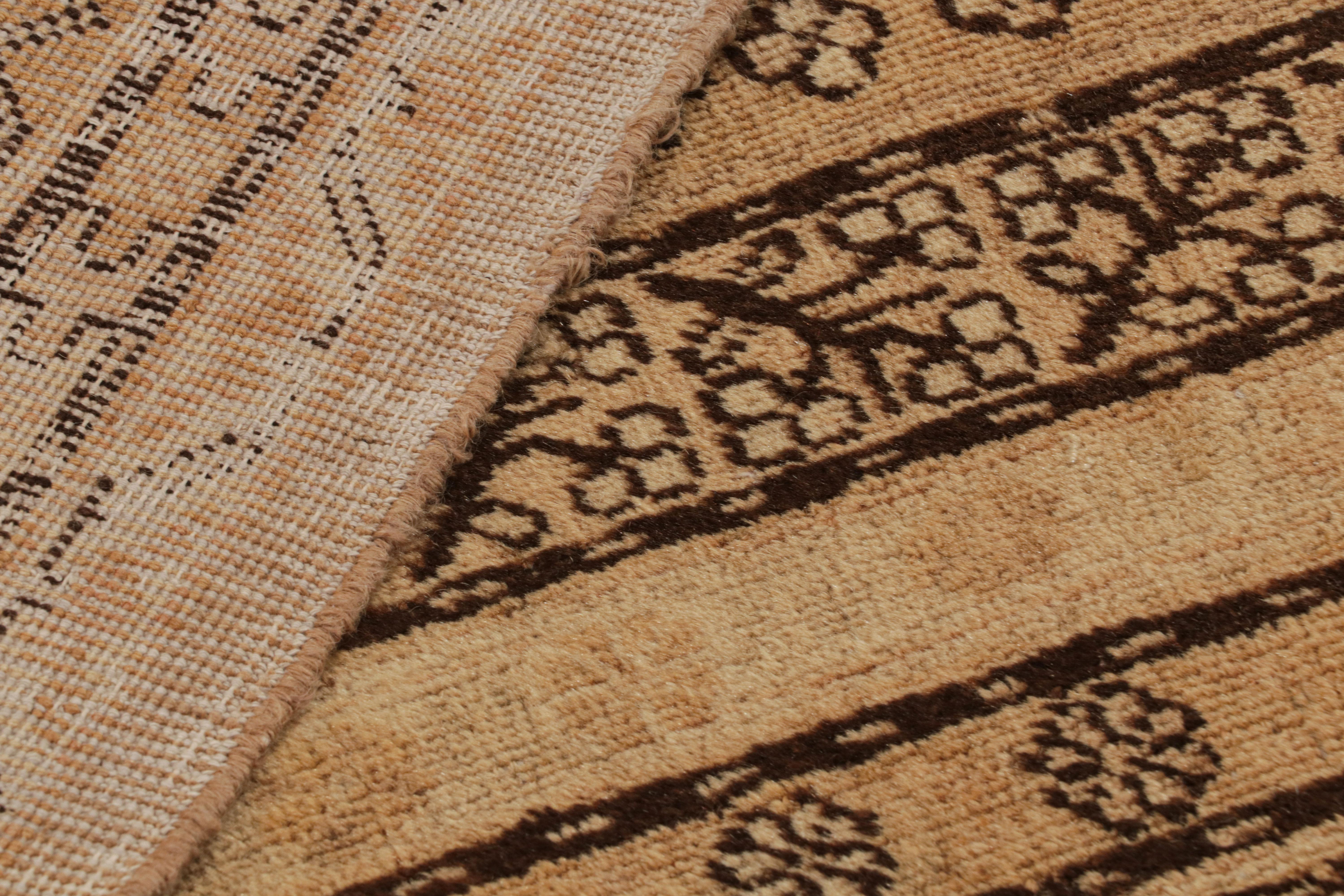 Laine Tapis Khotan ancien beige et marron avec médaillon de style transitionnel par Rug & Kilim en vente