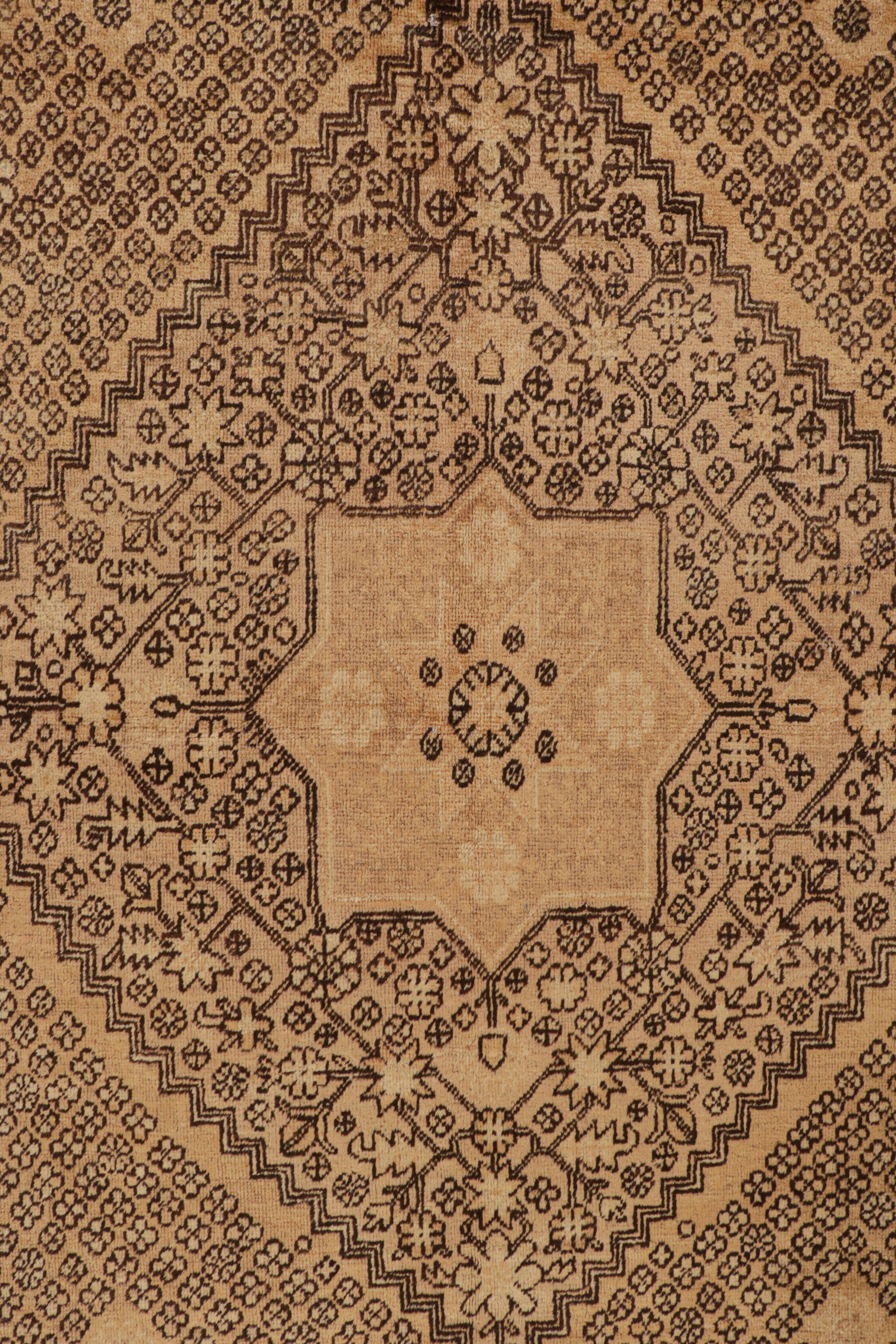 Fin du XIXe siècle Tapis Khotan ancien beige et marron avec médaillon de style transitionnel par Rug & Kilim en vente