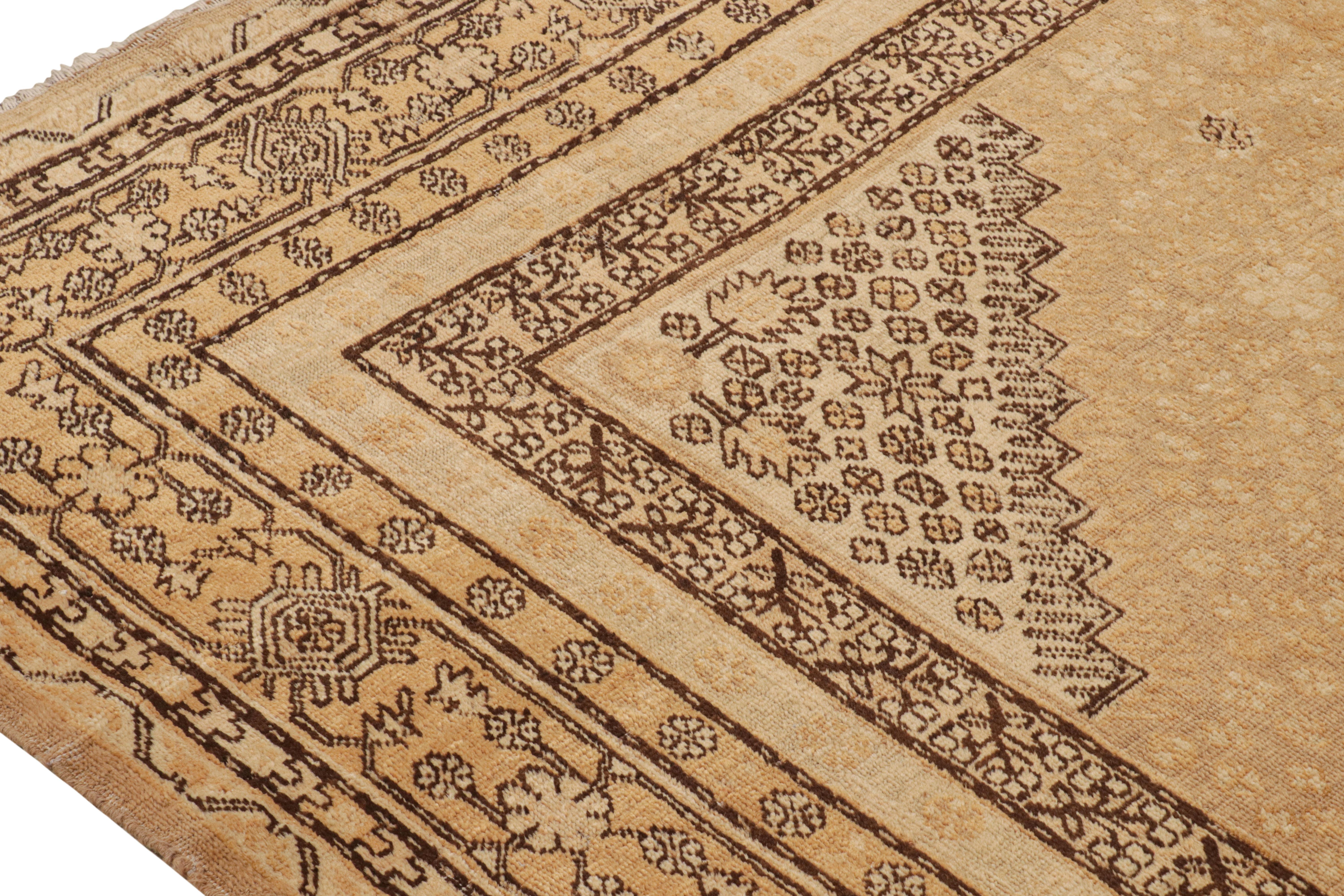 Tapis Khotan ancien beige et marron avec médaillon de style transitionnel par Rug & Kilim Bon état - En vente à Long Island City, NY