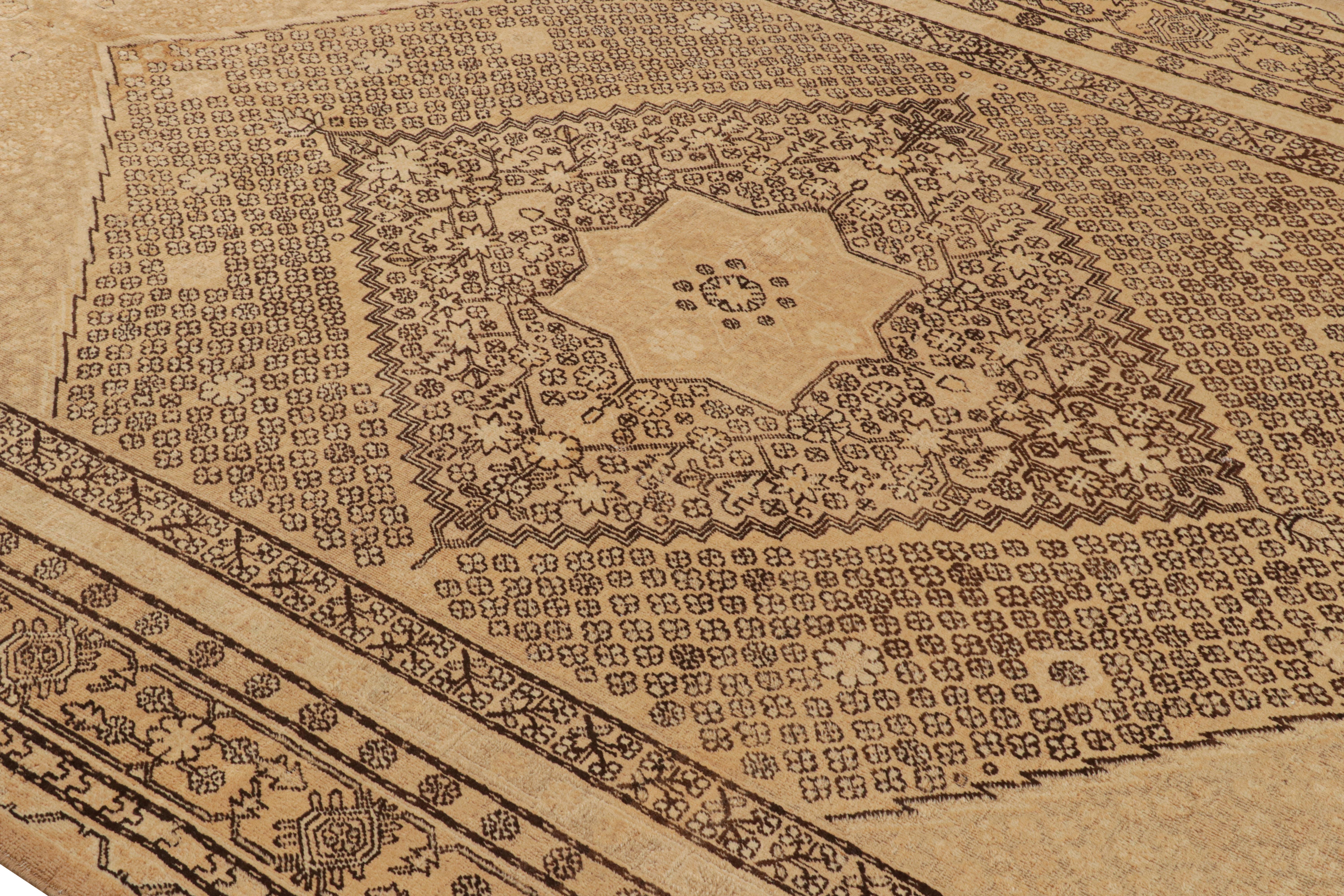 Noué à la main Tapis Khotan ancien beige et marron avec médaillon de style transitionnel par Rug & Kilim en vente