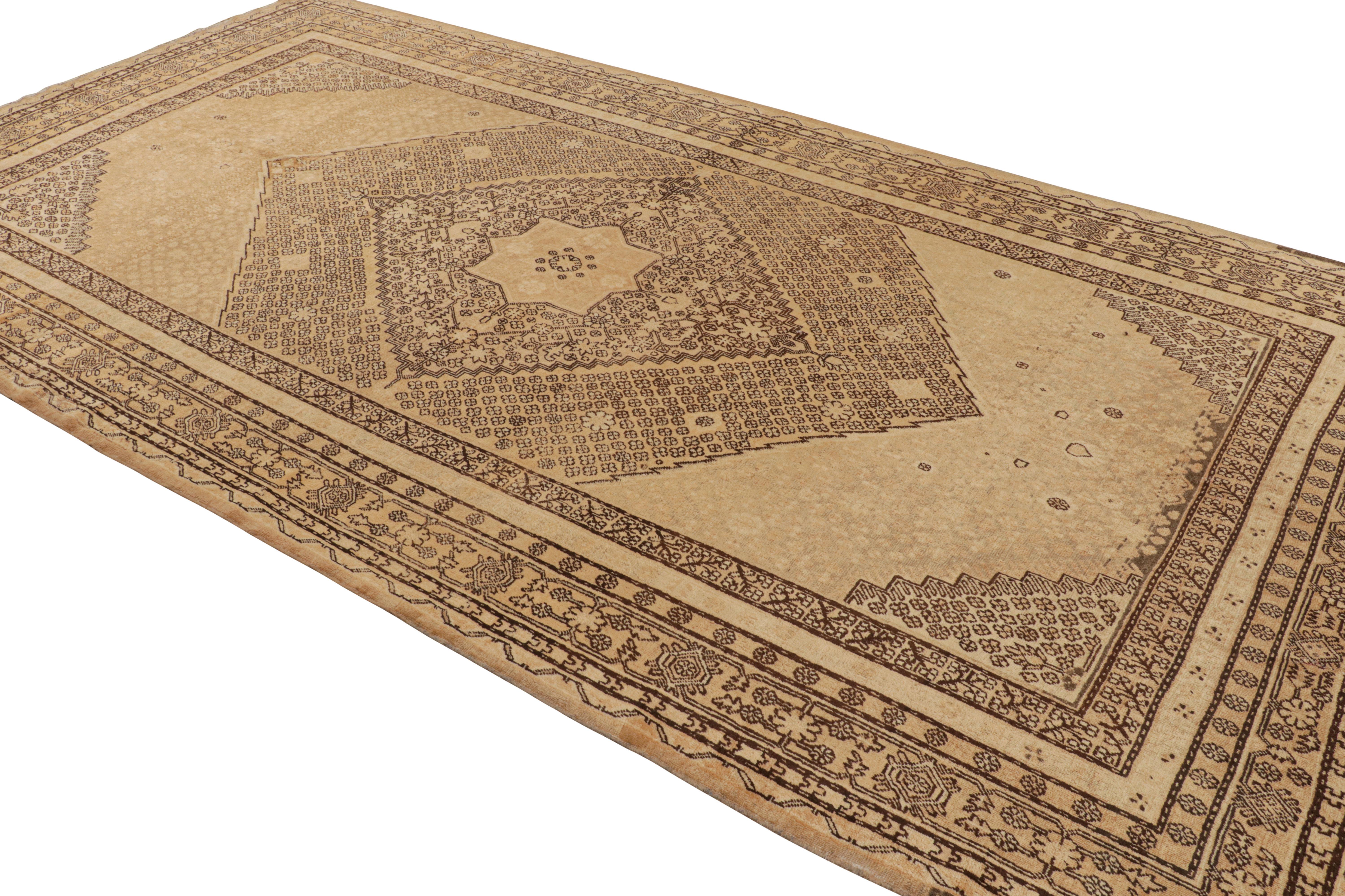 Noué à la main en laine et originaire du Turkestan oriental vers 1890-1900, ce tapis ancien évoque un design classique de tapis Khotan avec une approche classique de la transition des couleurs célébrée dans cette famille de tapis orientaux. La