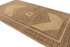 Antiker Khotan-Teppich mit Medaillon in Beige und Braun im Übergangsstil von Teppich & Kelim