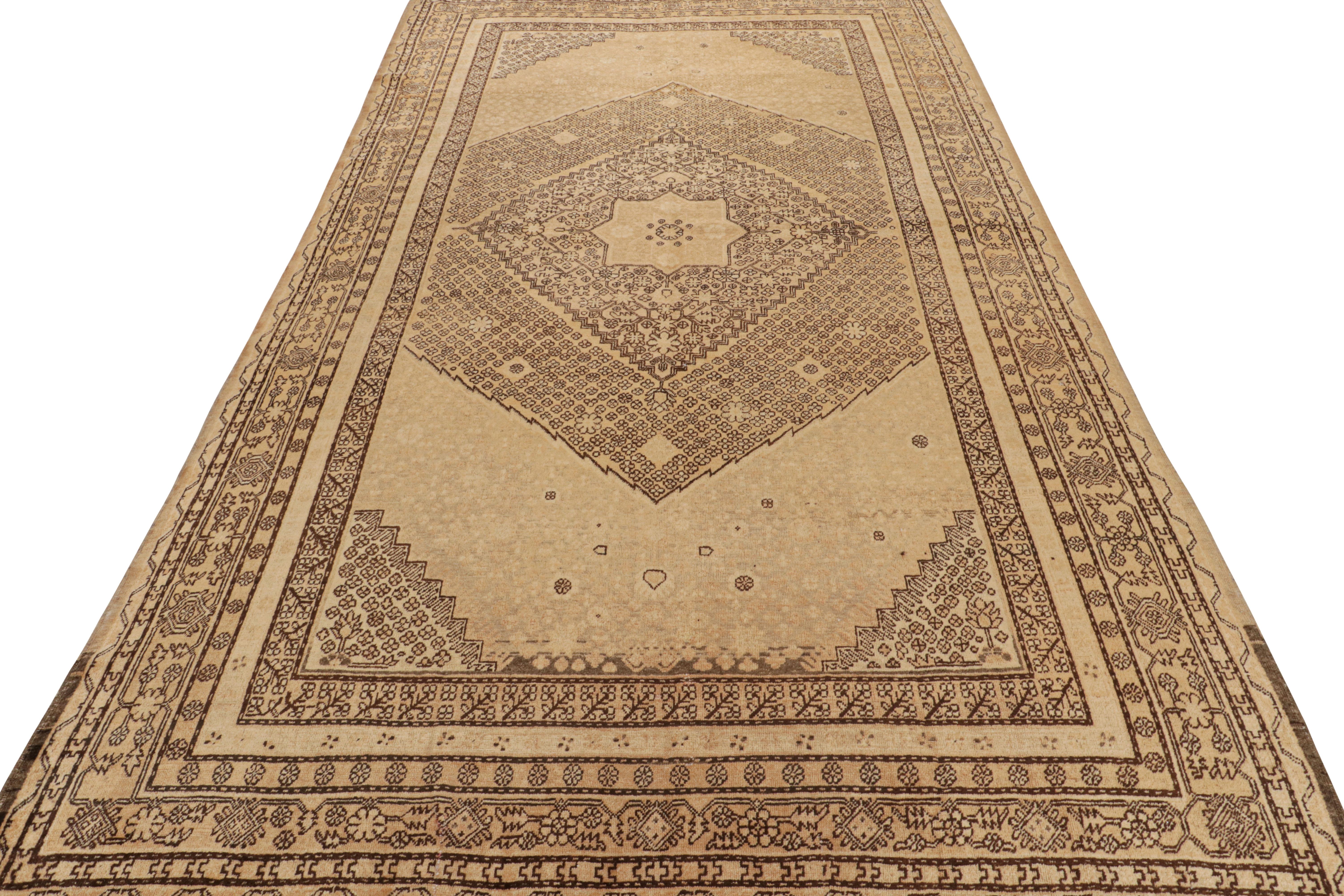 Turkestan oriental Tapis Khotan ancien beige et marron avec médaillon de style transitionnel par Rug & Kilim en vente