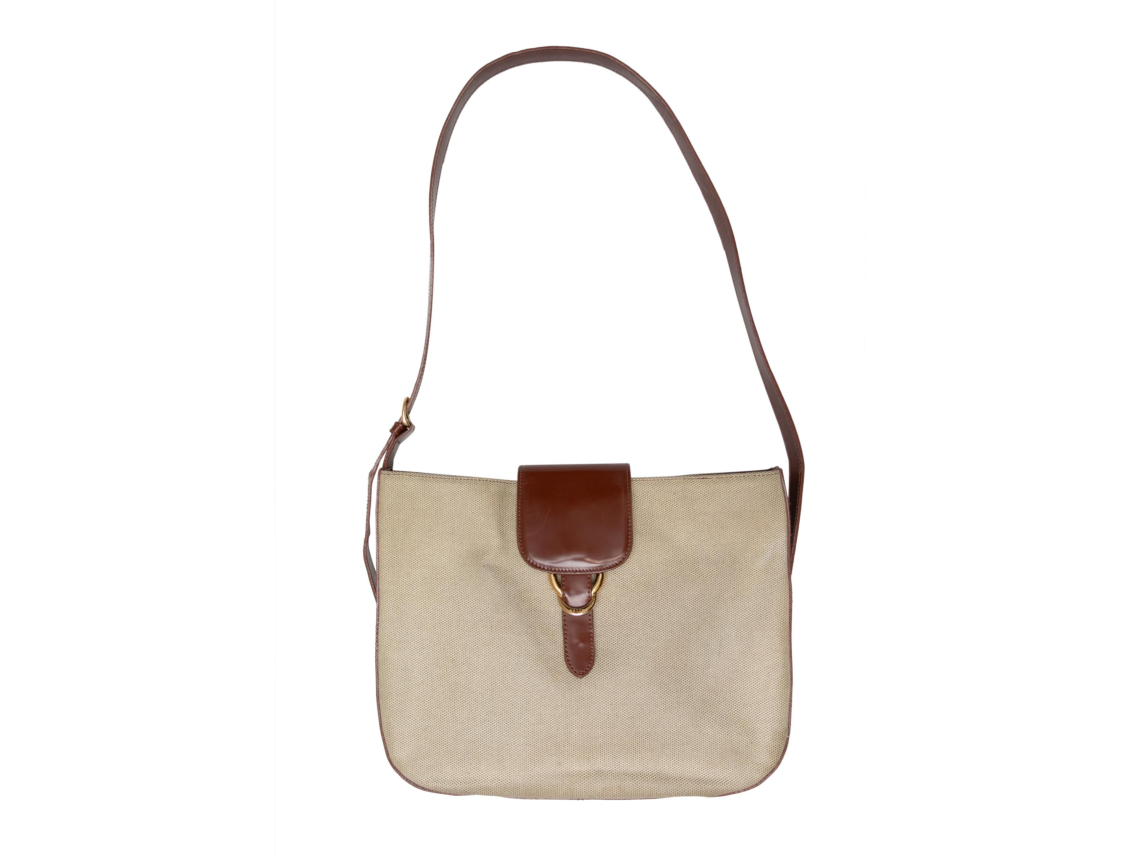 Bolso de hombro de lona Bally beige y marrón. Este bolso bandolera tiene el cuerpo de lona, adornos de charol, herrajes dorados, una única correa plana para el hombro y un cierre frontal con anilla en D. 12,25