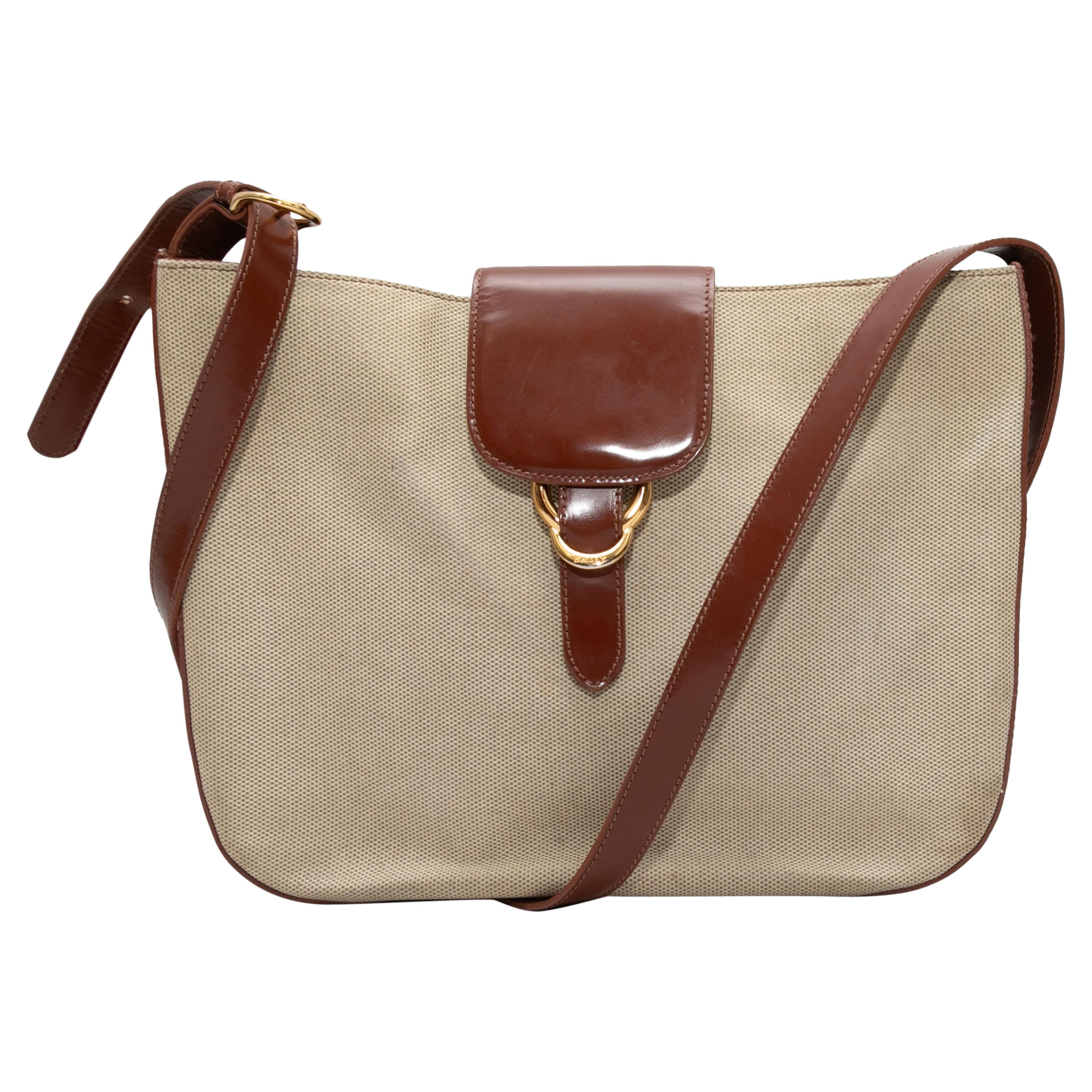 Bolso de hombro de lona Bally beige y marrón en venta