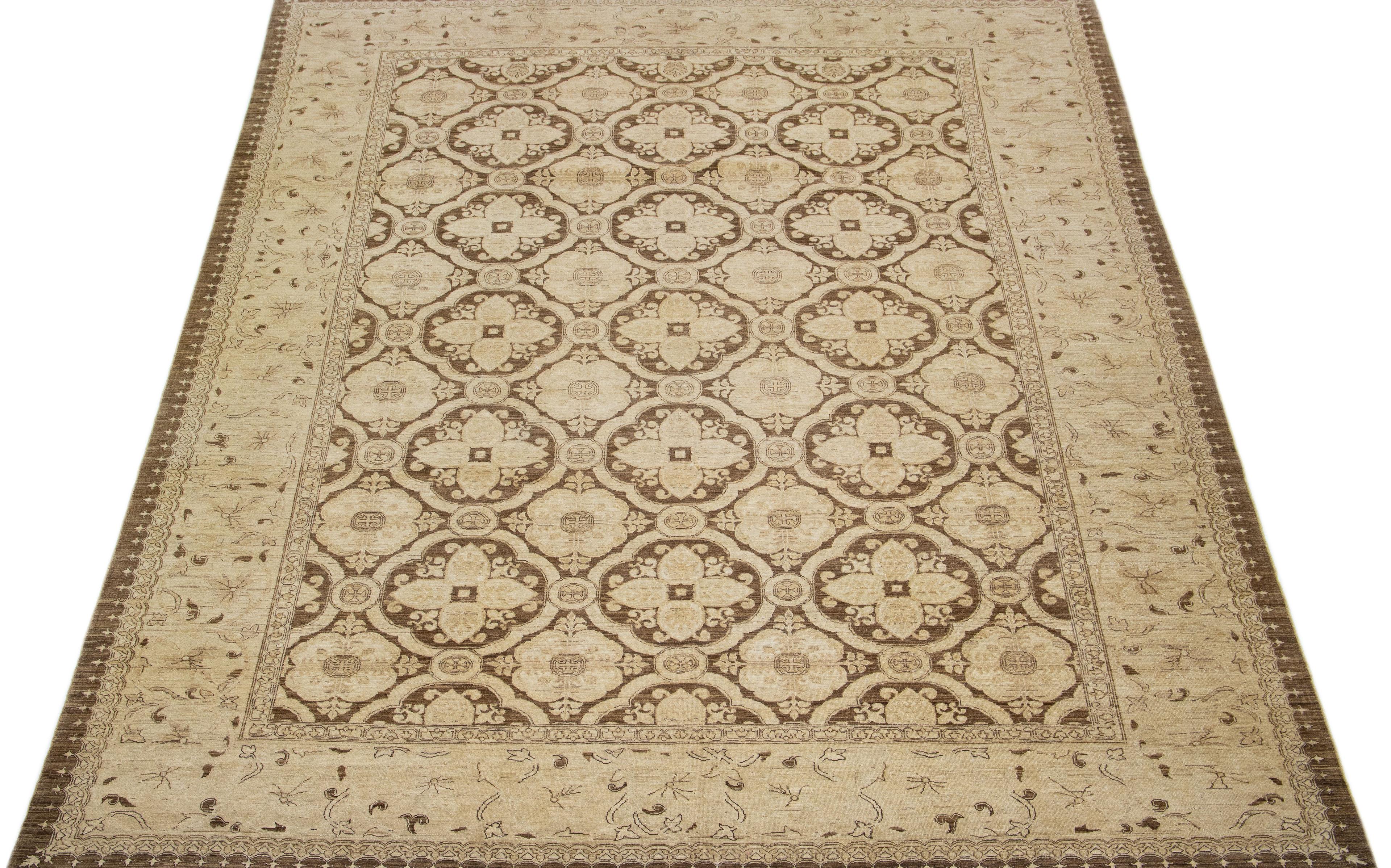Schöner moderner indischer Wollteppich im persischen Stil, handgeknüpft, mit einem beigen Farbfeld mit braunen Akzenten auf einem klassischen geometrischen Blumenmuster.

Dieser Teppich misst 8'9