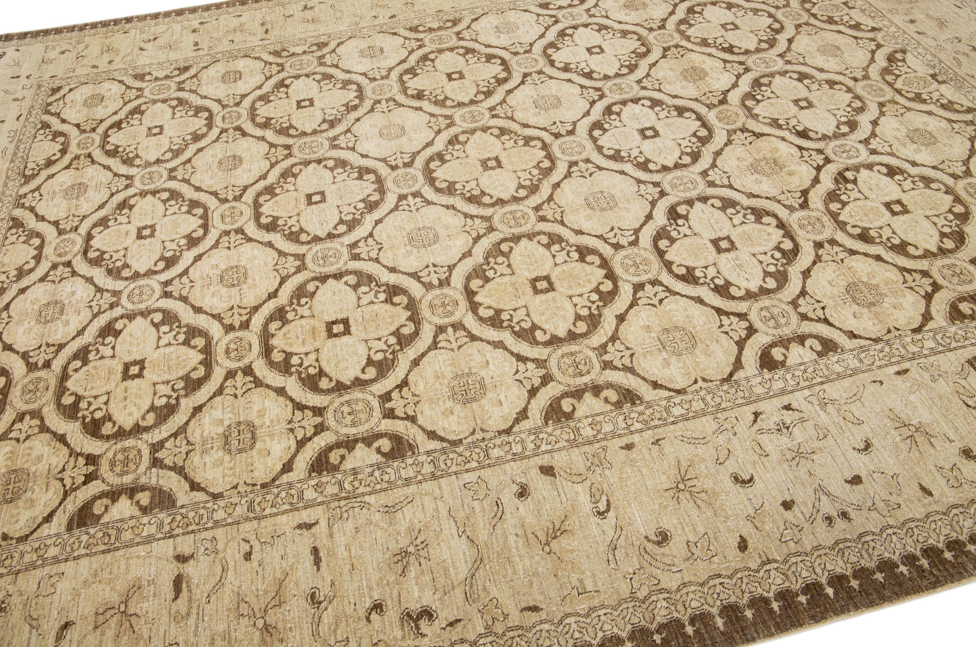 Moderner handgefertigter indischer Peshawar-Wollteppich in Beige & Braun mit Allover-Muster (Indisch) im Angebot