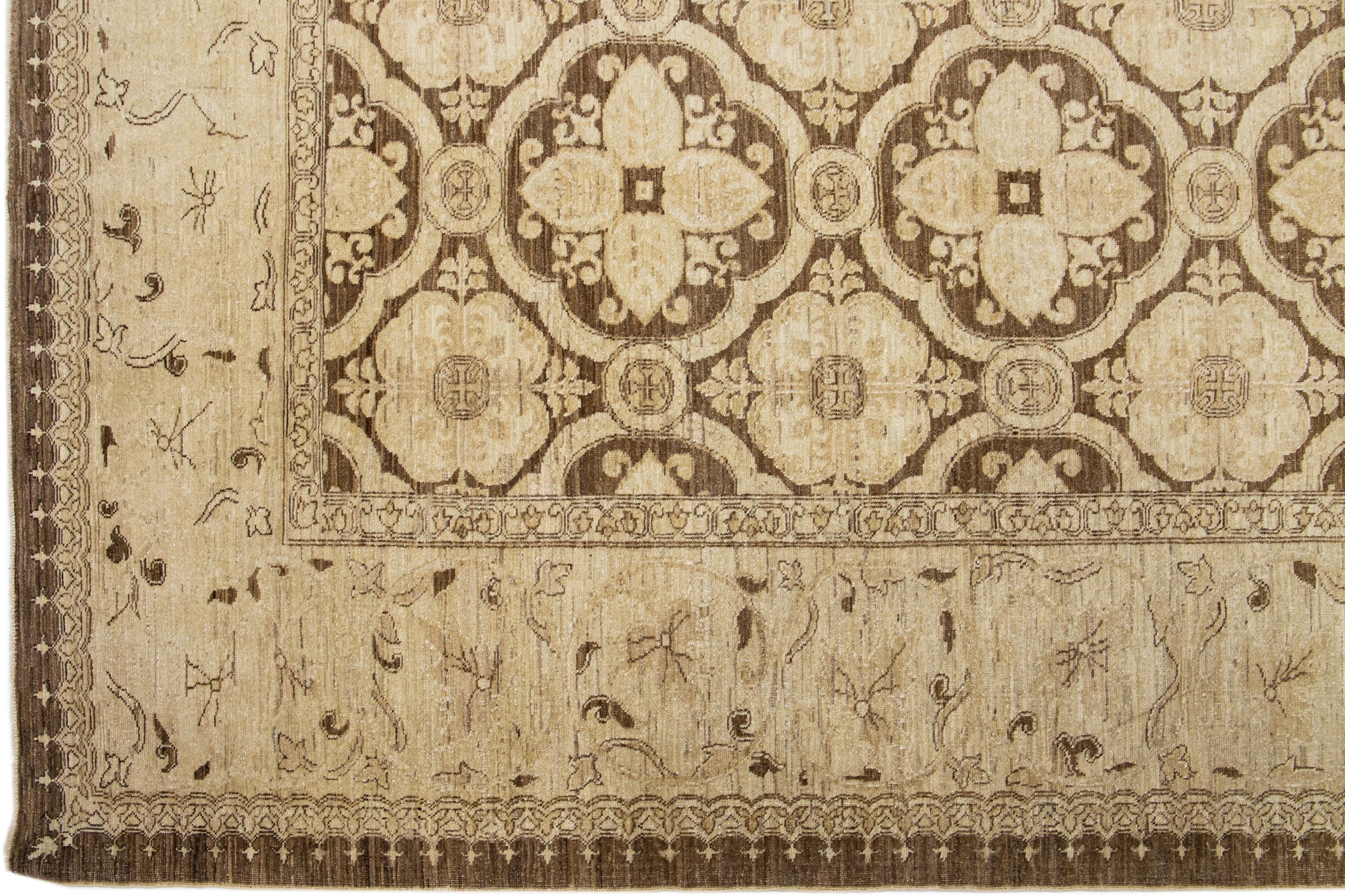 Moderner handgefertigter indischer Peshawar-Wollteppich in Beige & Braun mit Allover-Muster (Handgeknüpft) im Angebot