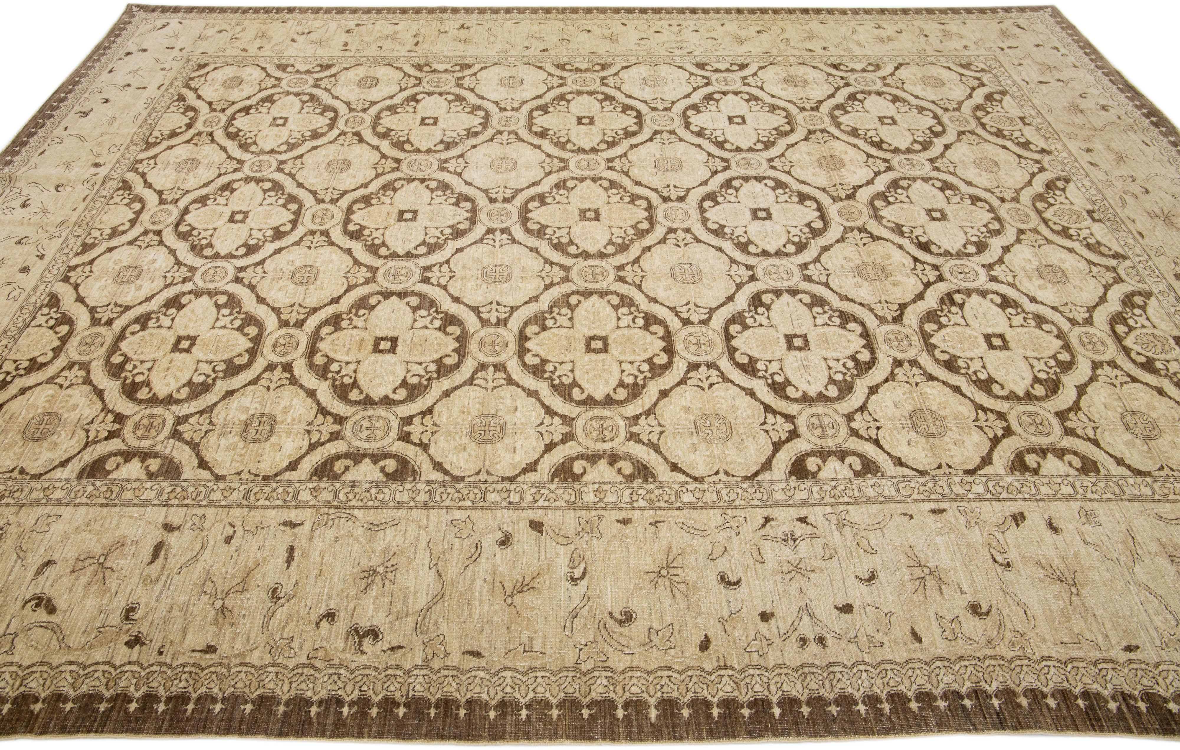 Moderner handgefertigter indischer Peshawar-Wollteppich in Beige & Braun mit Allover-Muster im Zustand „Neu“ im Angebot in Norwalk, CT
