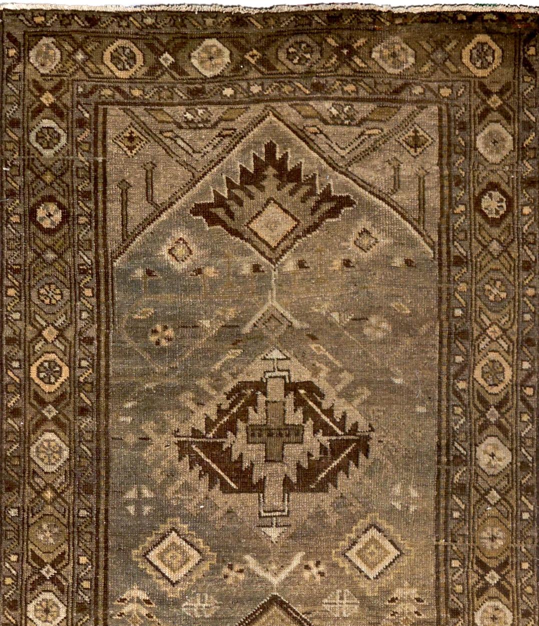 Tissé à la main Tapis de course beige brun en laine persane nouée à la main, 2 pieds x 9 pieds, Tribal Medallion Path en vente