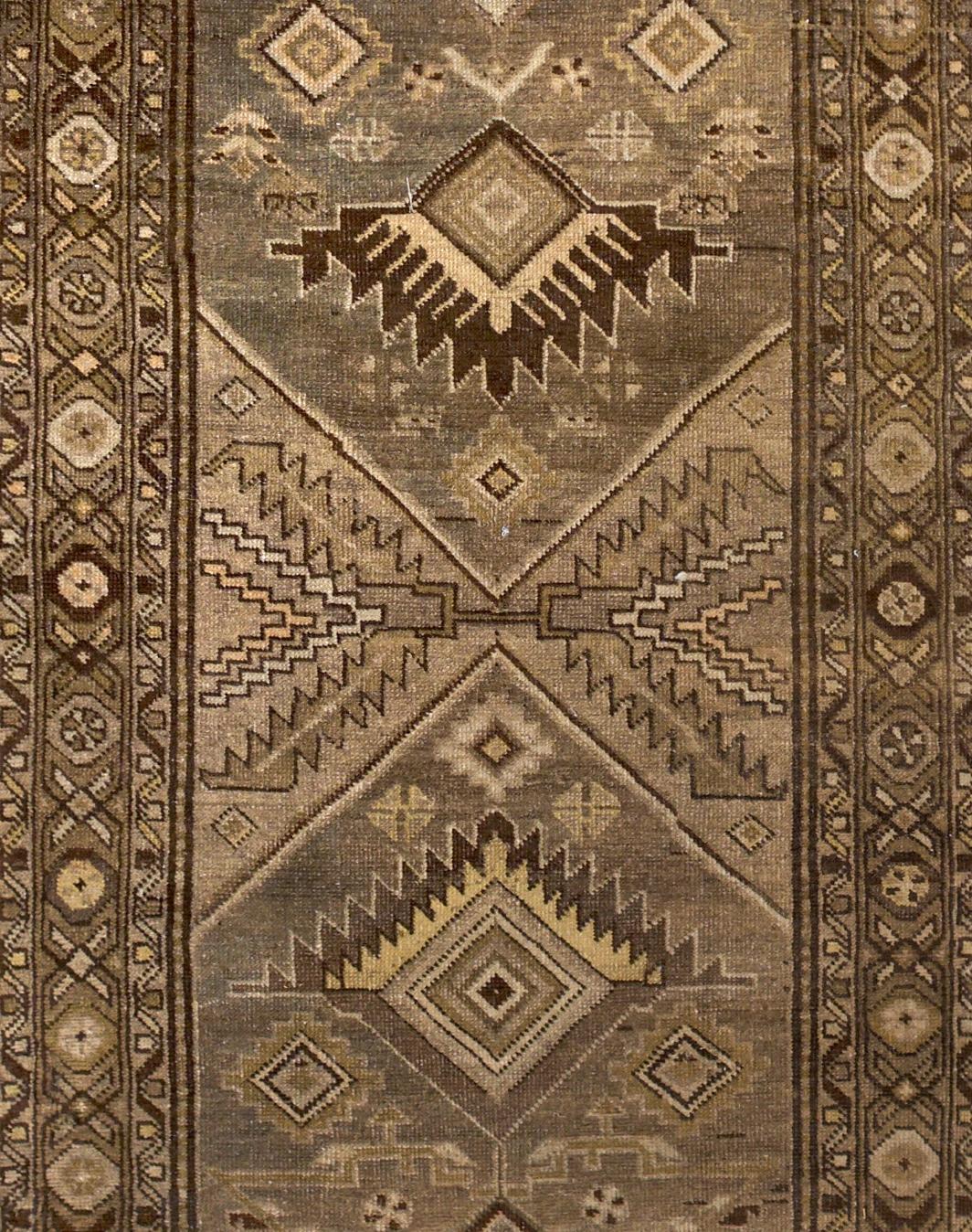 Tapis de course beige brun en laine persane nouée à la main, 2 pieds x 9 pieds, Tribal Medallion Path Excellent état - En vente à Dallas, TX