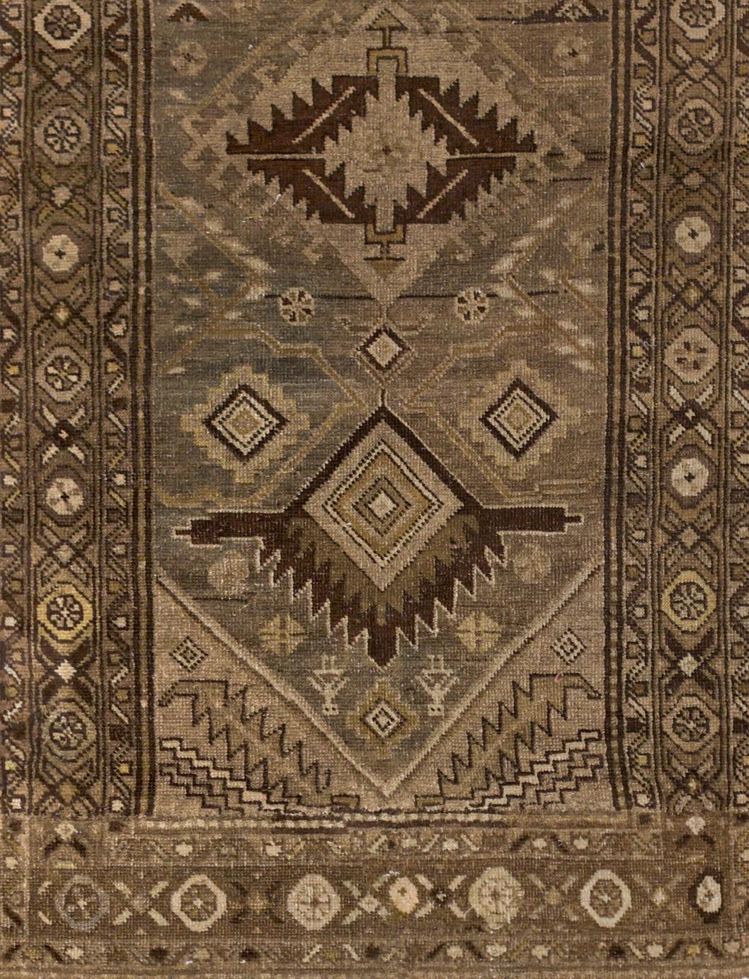 Fin du XIXe siècle Tapis de course beige brun en laine persane nouée à la main, 2 pieds x 9 pieds, Tribal Medallion Path en vente