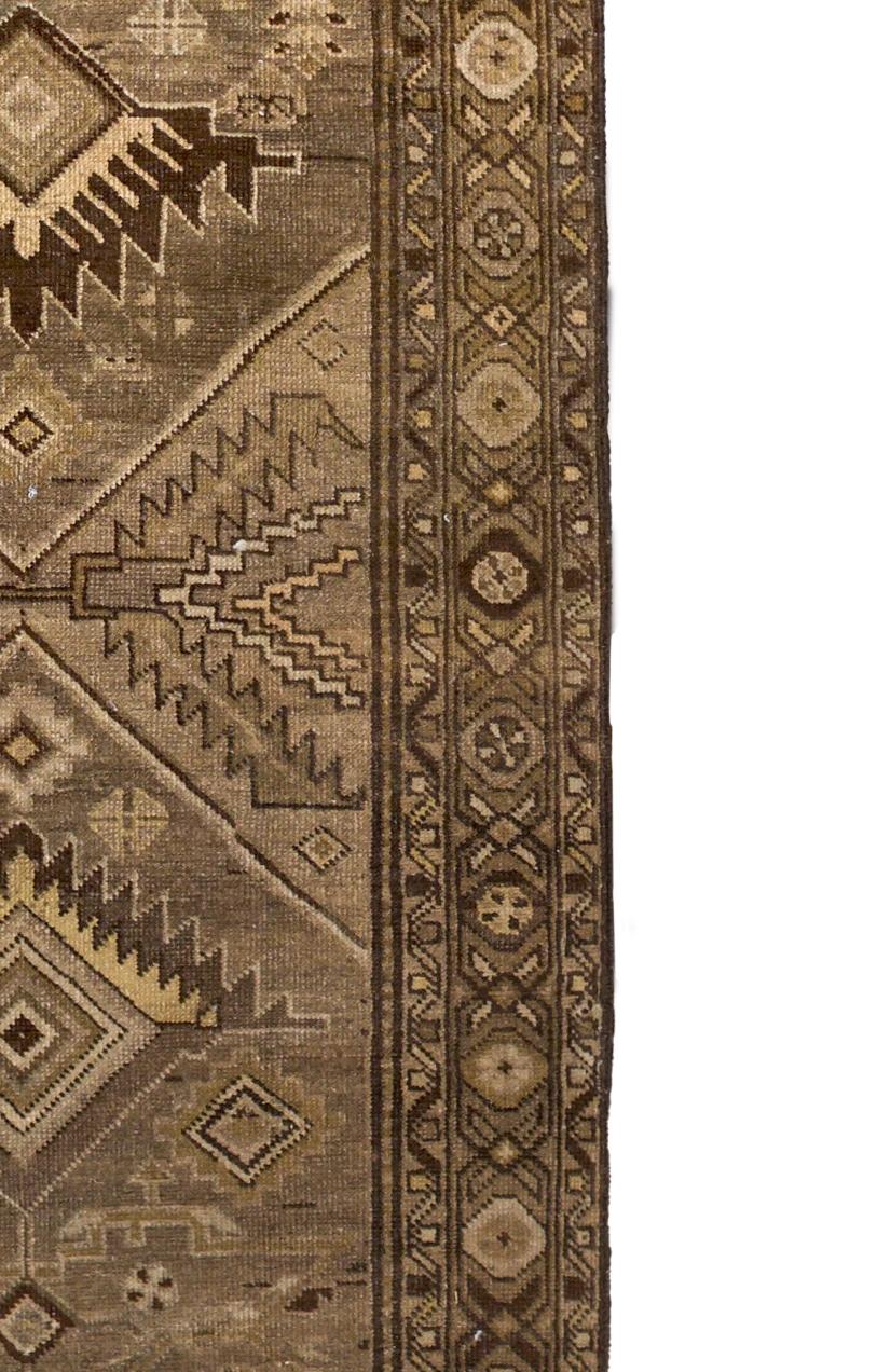 Laine Tapis de course beige brun en laine persane nouée à la main, 2 pieds x 9 pieds, Tribal Medallion Path en vente