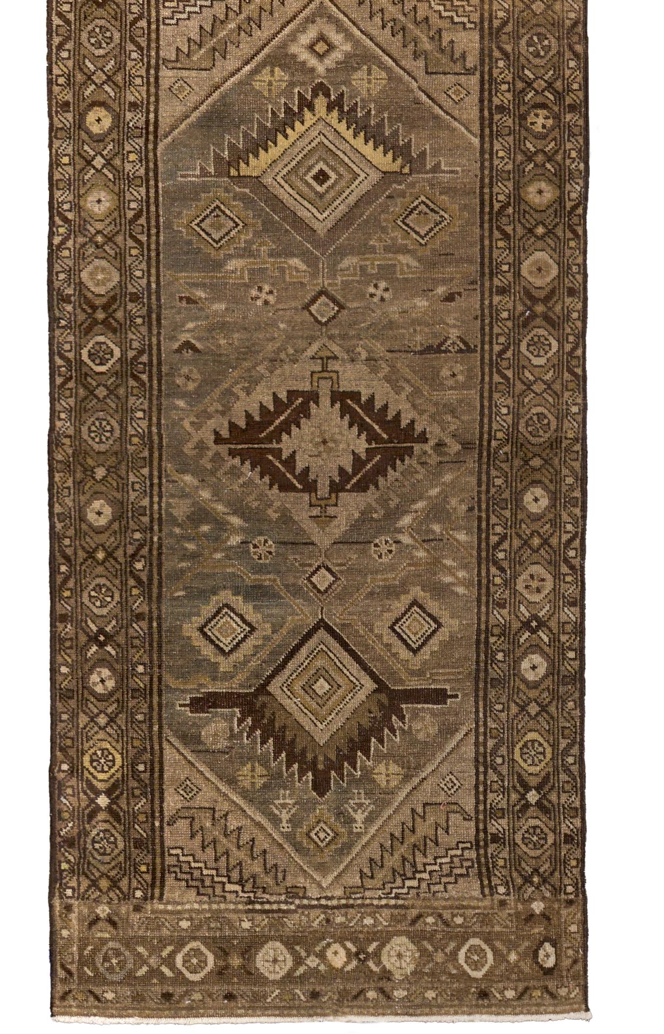 Tapis de course beige brun en laine persane nouée à la main, 2 pieds x 9 pieds, Tribal Medallion Path en vente 1