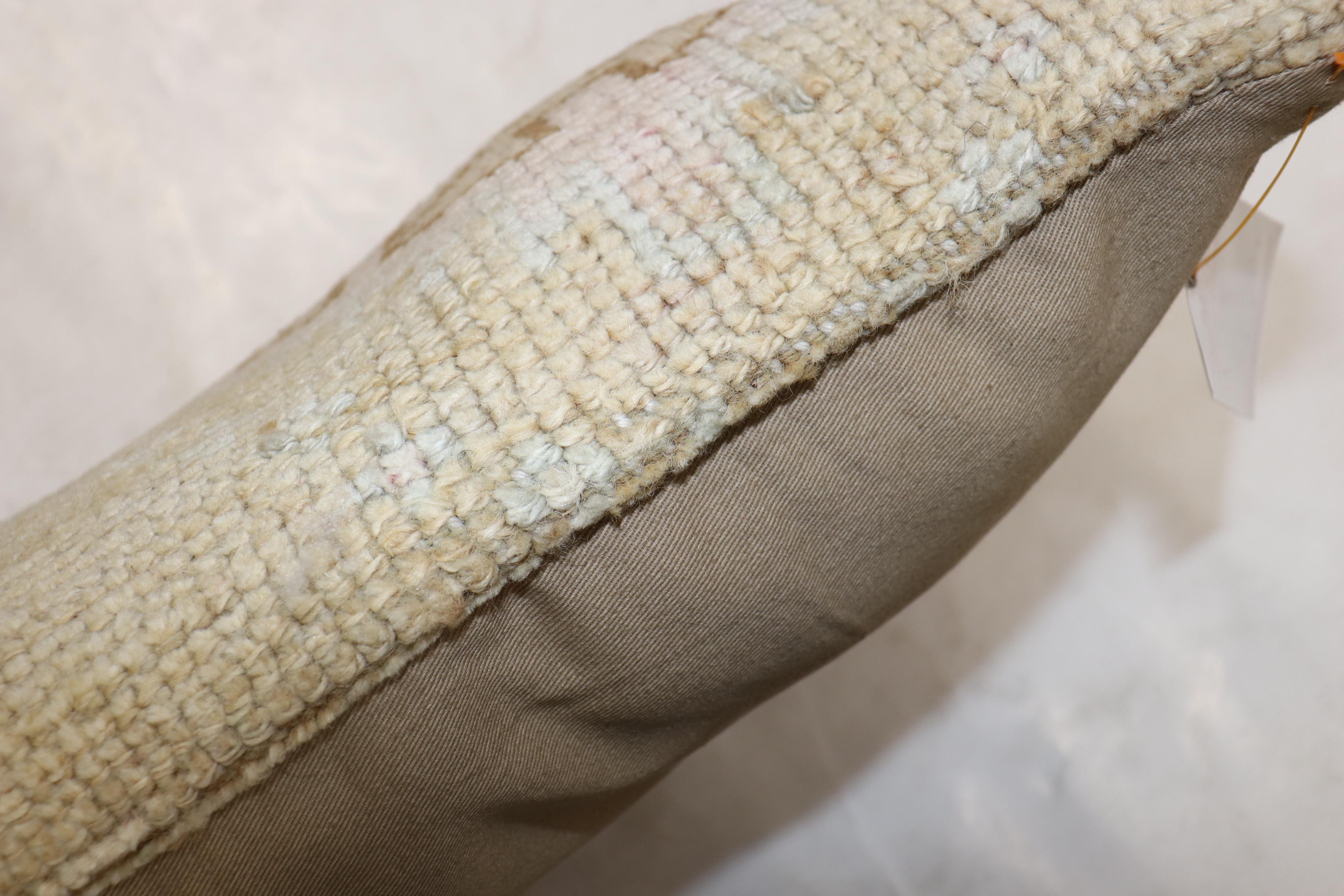Cuscino di grandi dimensioni ricavato da un tappeto turco anatolico vintage. Accenti rosa, delineati da medaglioni marroni e da un bordo marrone a due vie, di colore prevalentemente beige.
Misure: 16