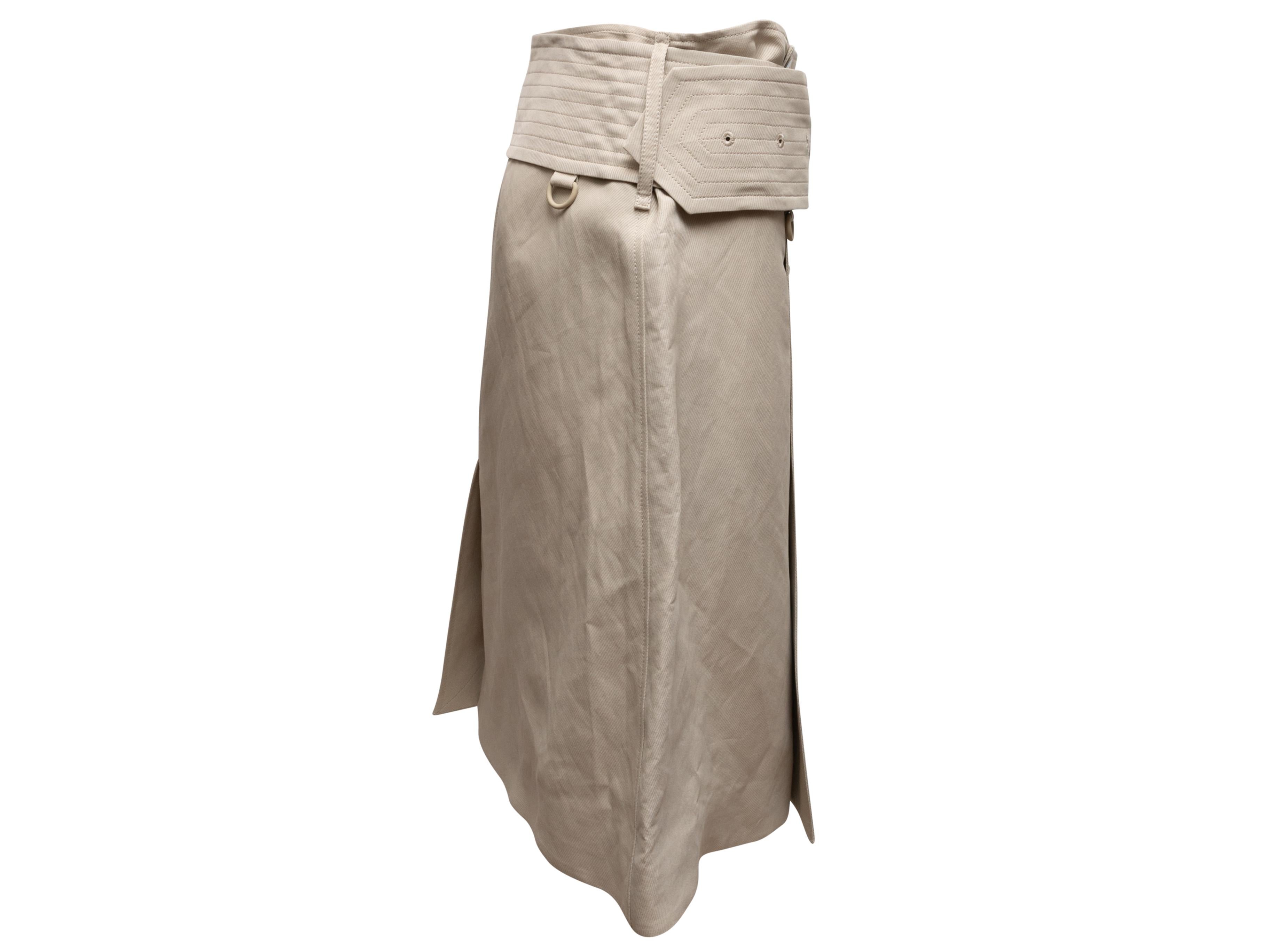 Jupe beige ceinturée au niveau du genou, signée Burberry. Fermetures latérales. Taille 27