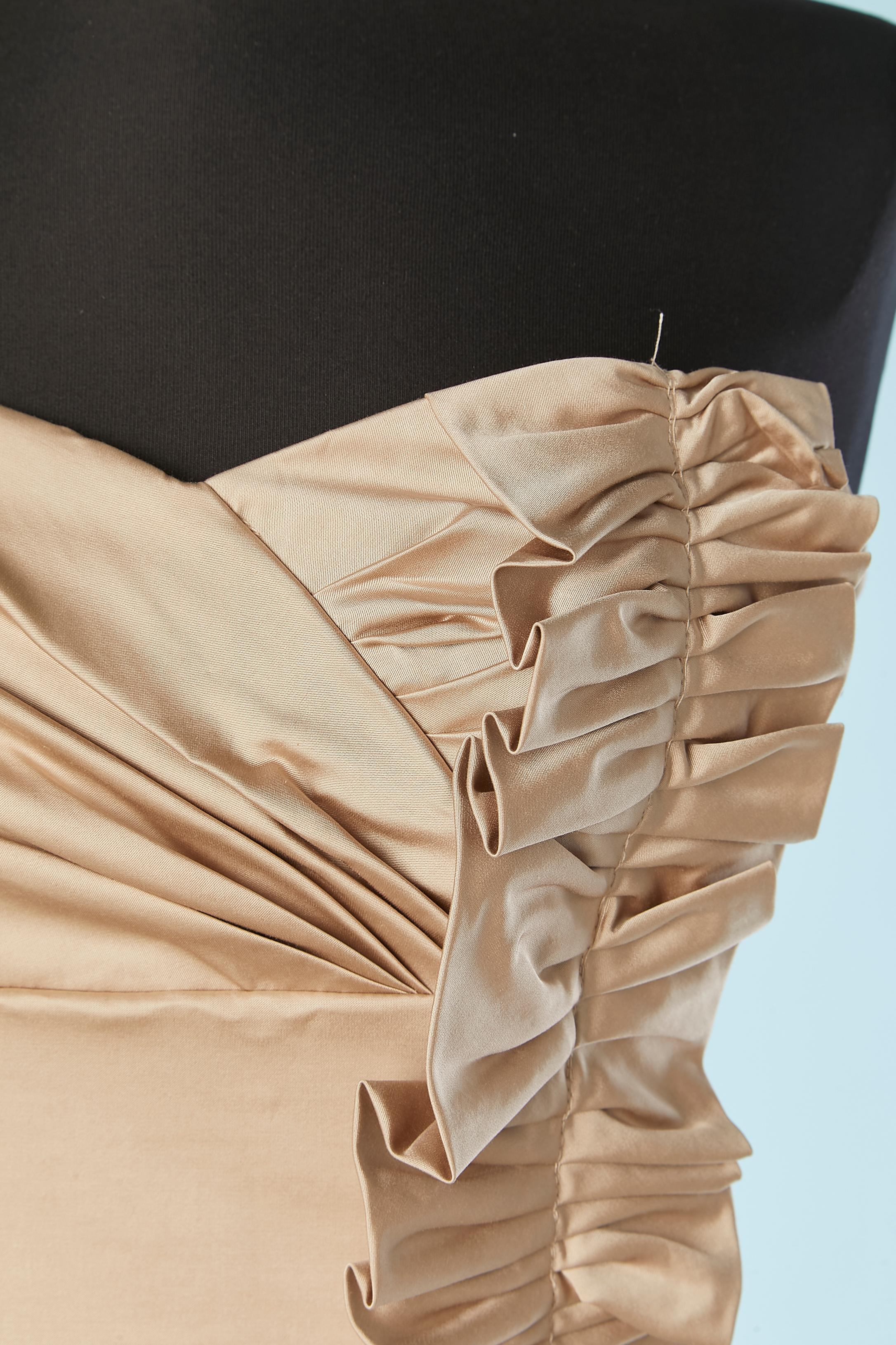 Abito da cocktail bustier beige con volant. Composizione del tessuto principale: 50% rayon, 45% cotone, 5% elastan. 
Fodera: 57% rayon, 43% poli-butile
Zip invisibile sul lato sinistro. 
TAGLIA 40 (It) 36 (Fr) 6 (Us) S 
