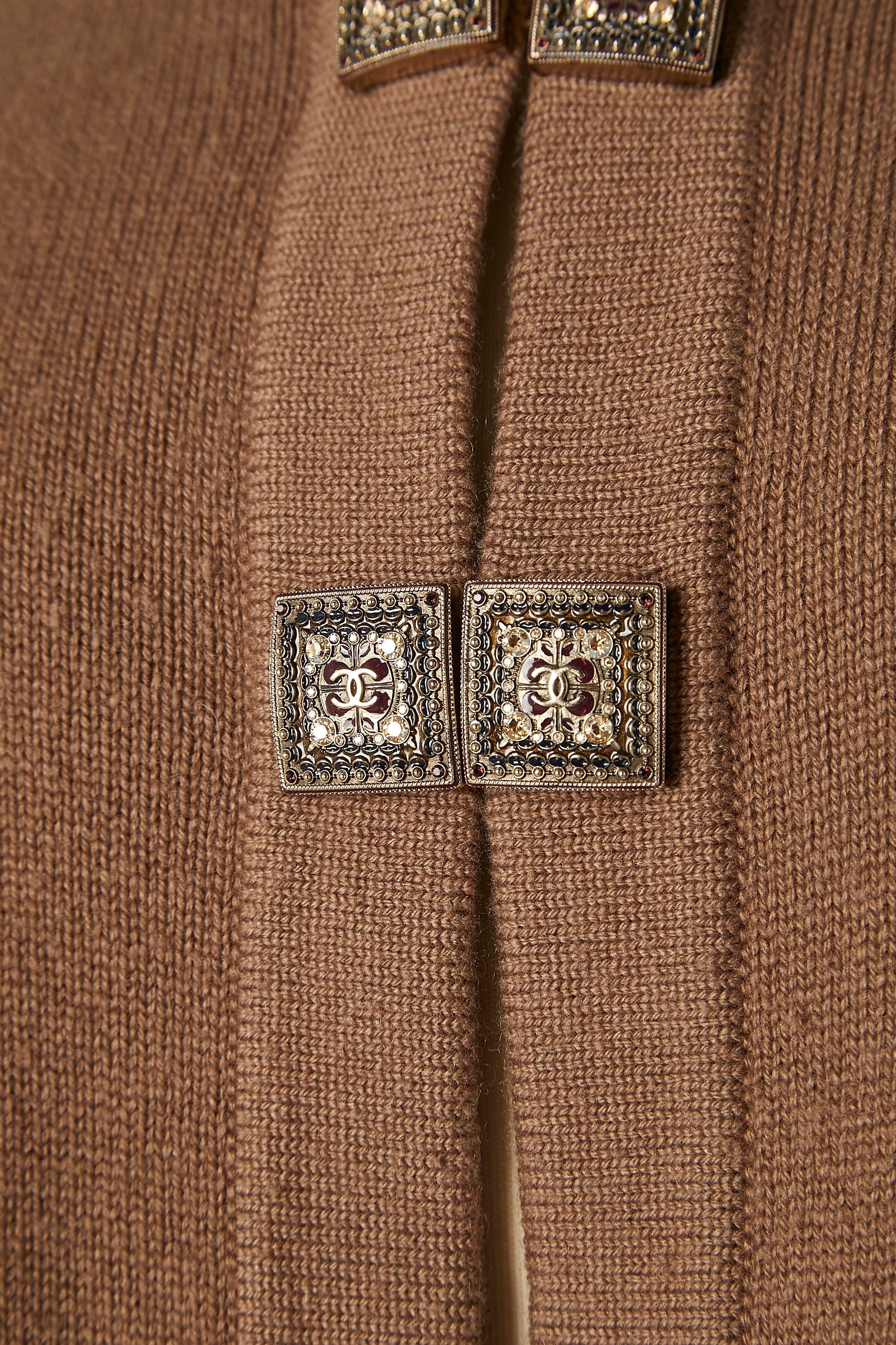 Beige cashmere cardigan with branded and rhinestone cabochons Chanel  In Excellent Condition For Sale In Saint-Ouen-Sur-Seine, FR