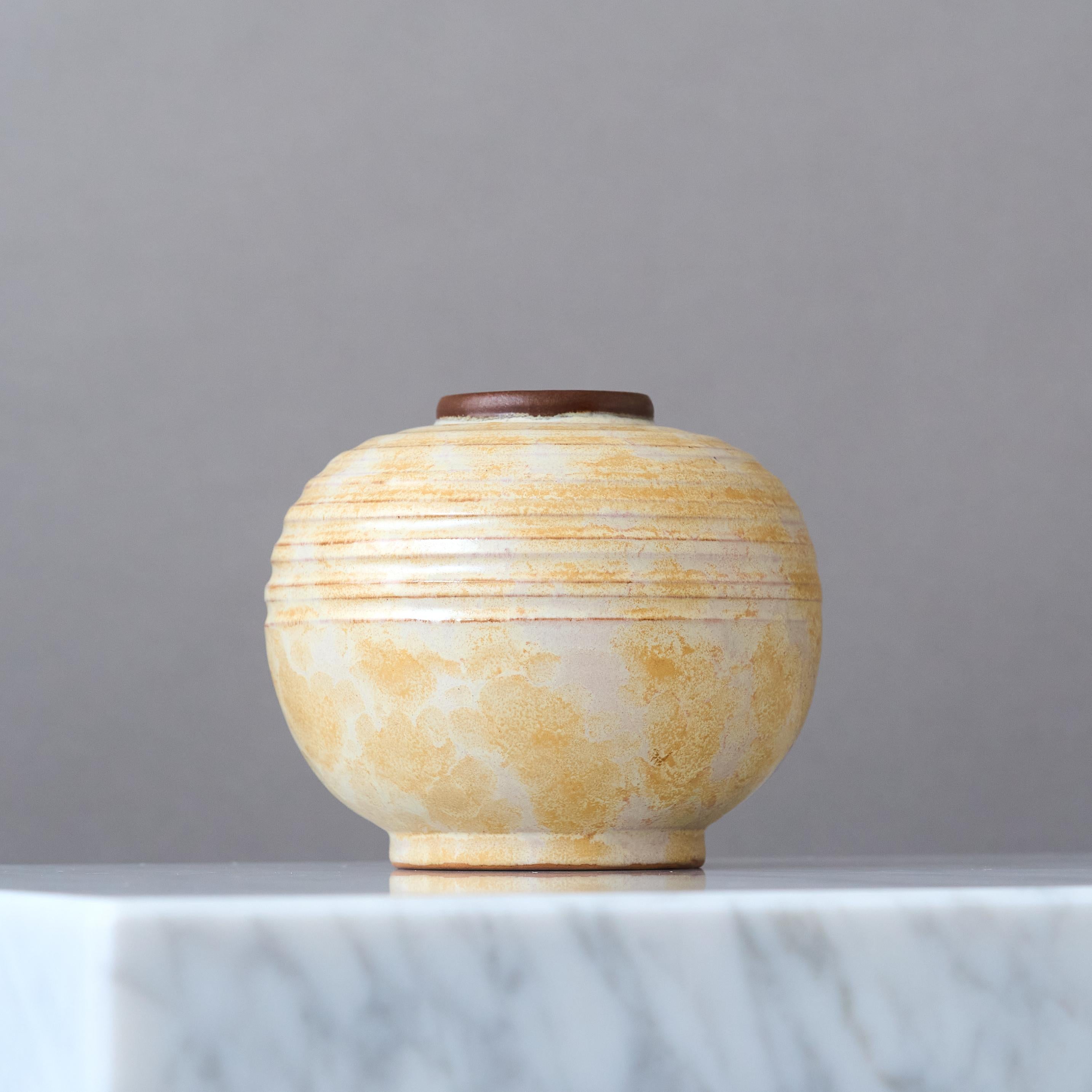 Un bellissimo vaso in terracotta Art Deco con uno smalto sorprendente.
Realizzata da Anna-Lisa Thomson per Upsala Ekeby in Svezia, negli anni '30.

Ottime condizioni - nessuna scheggiatura, crepa o screpolatura.
Impresso il marchio del