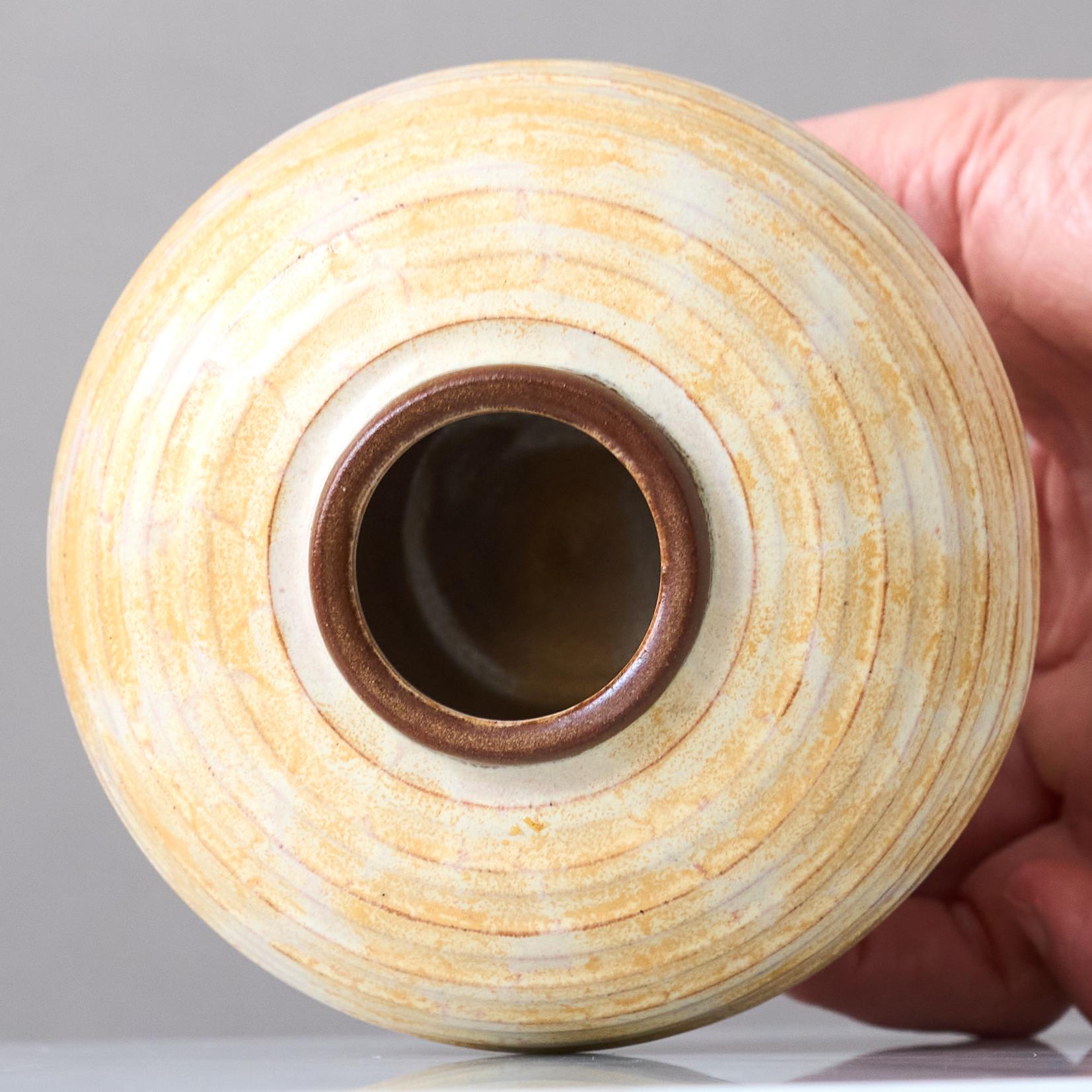 Svedese Vaso a globo in ceramica Art Deco beige, Anna-Lisa Thomson, Upsala Ekeby, Svezia anni '30 in vendita