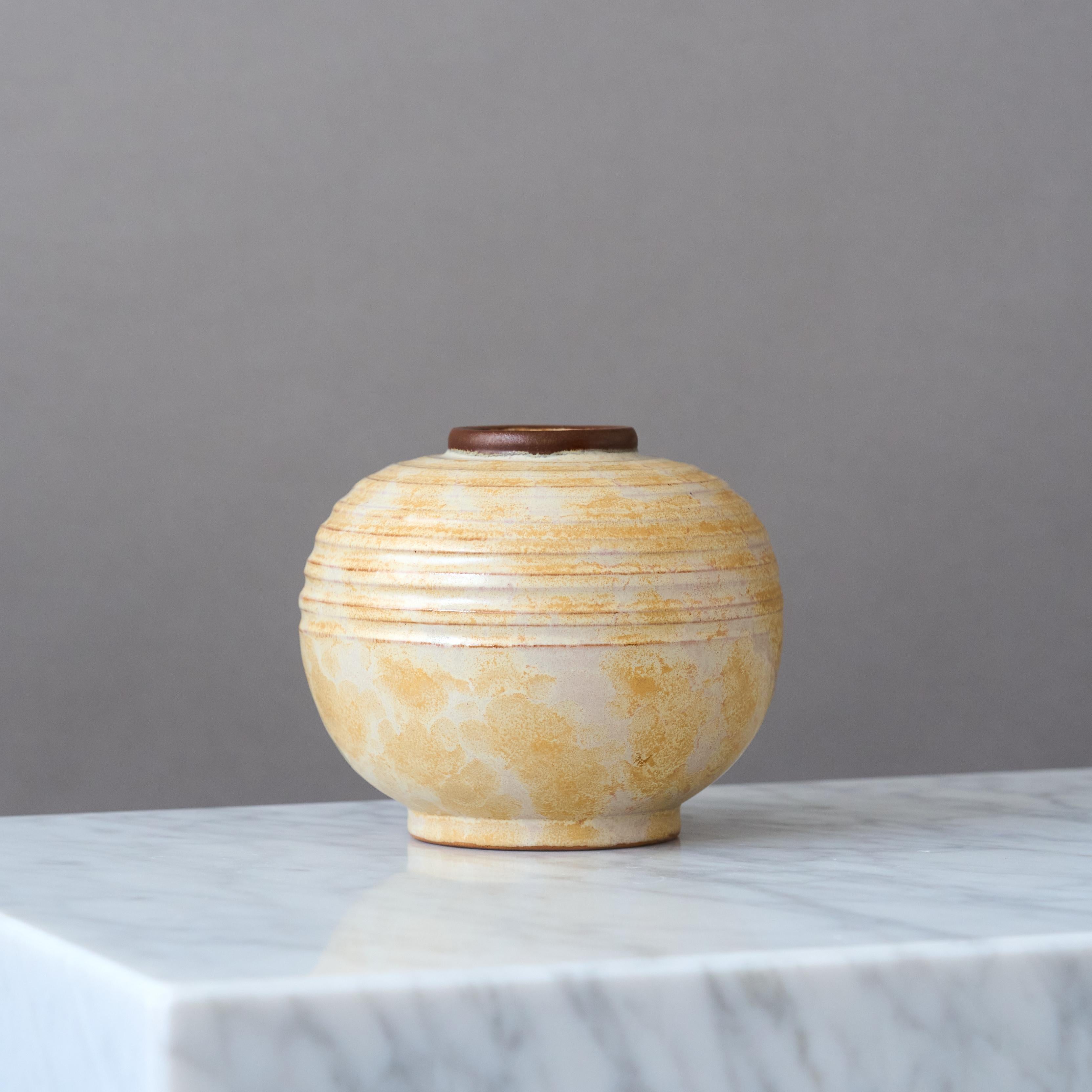 Smaltato Vaso a globo in ceramica Art Deco beige, Anna-Lisa Thomson, Upsala Ekeby, Svezia anni '30 in vendita