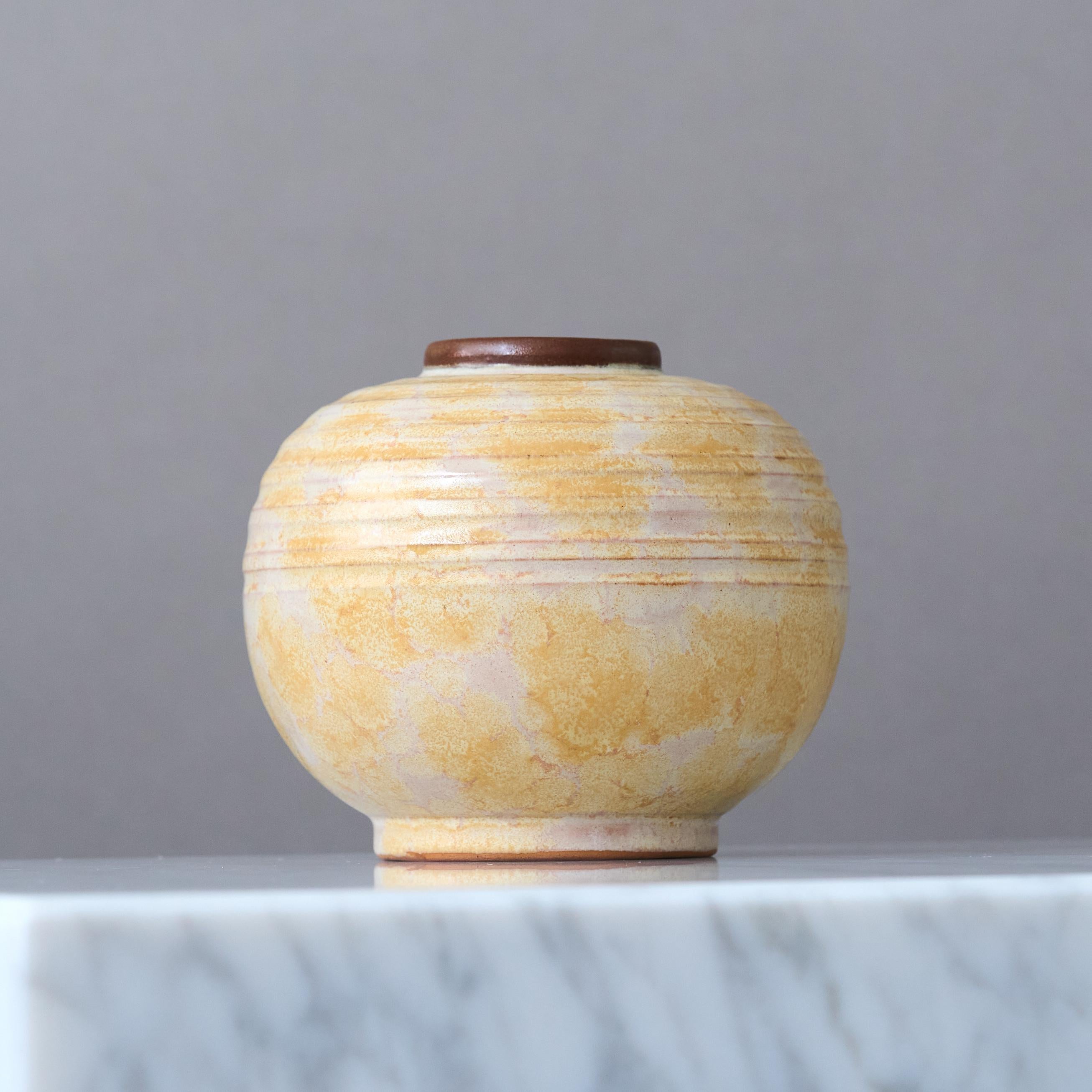 Vaso a globo in ceramica Art Deco beige, Anna-Lisa Thomson, Upsala Ekeby, Svezia anni '30 In condizioni buone in vendita a Malmö, SE
