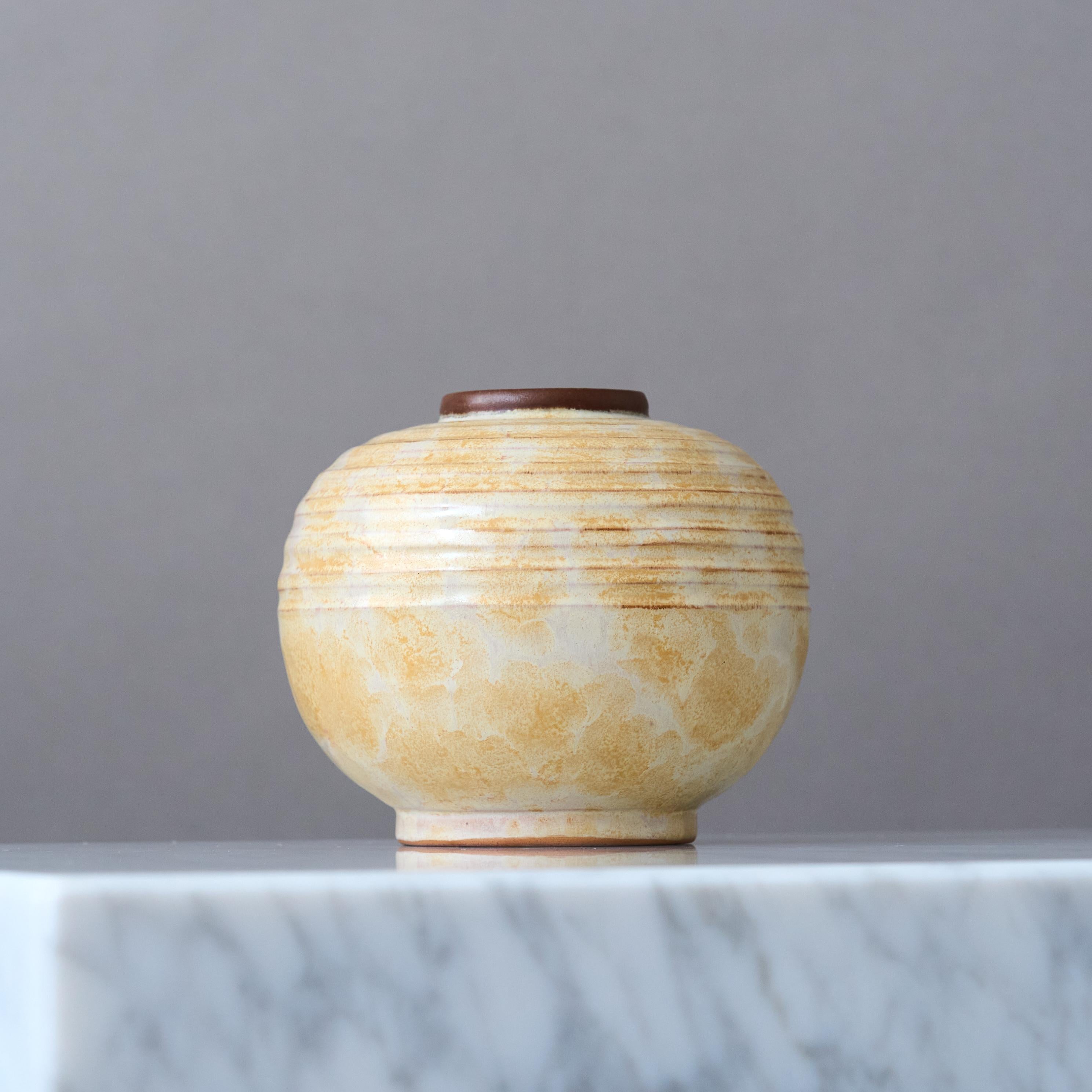 XX secolo Vaso a globo in ceramica Art Deco beige, Anna-Lisa Thomson, Upsala Ekeby, Svezia anni '30 in vendita