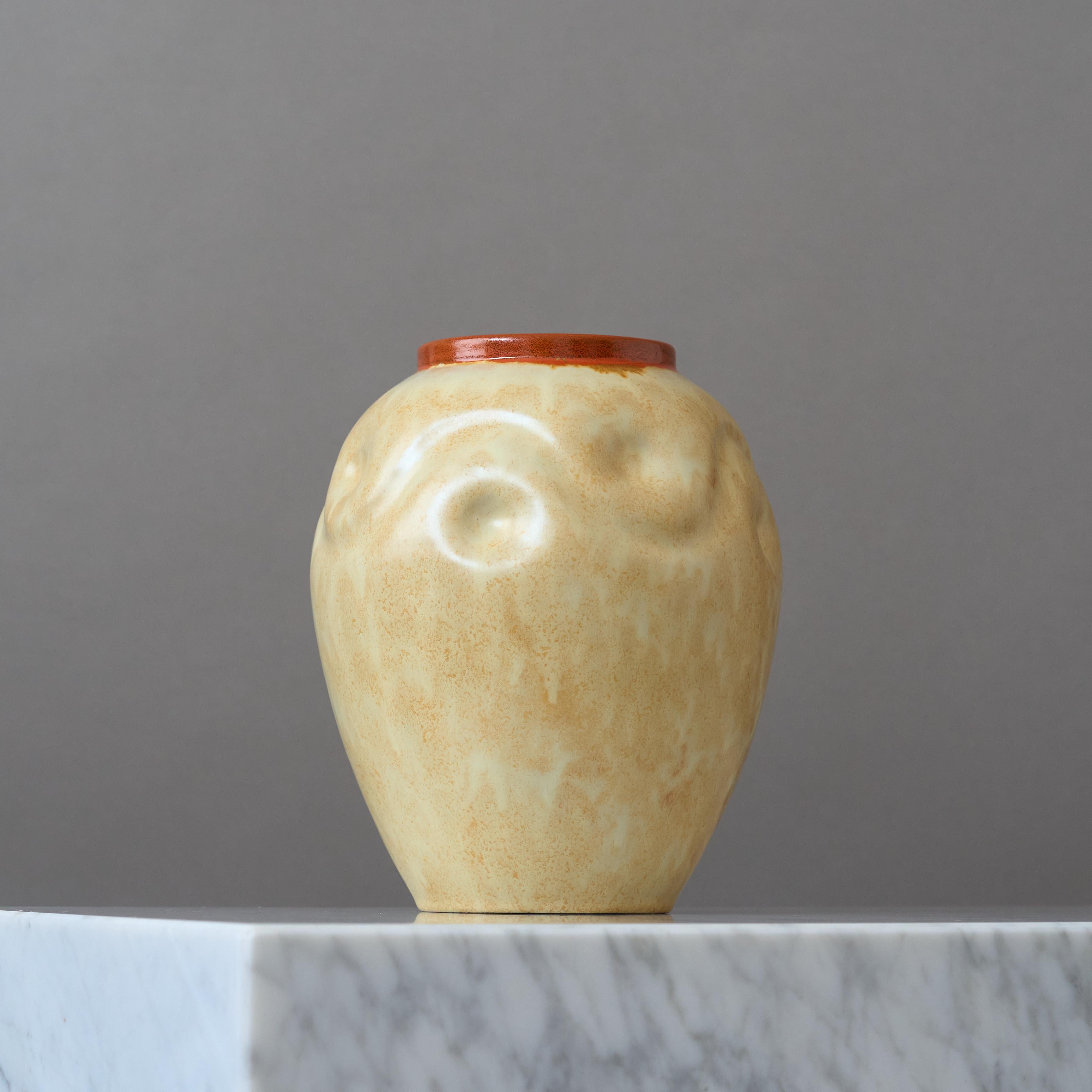 Un magnifique vase en faïence Art Déco avec une glaçure étonnante.
Fabriqué par Upsala Ekeby en Suède, années 1930.

Très bon état - pas d'ébréchures, de fissures ou de craquelures.
Impressionnée par la marque du fabricant.

Upsala Ekeby a été l'un