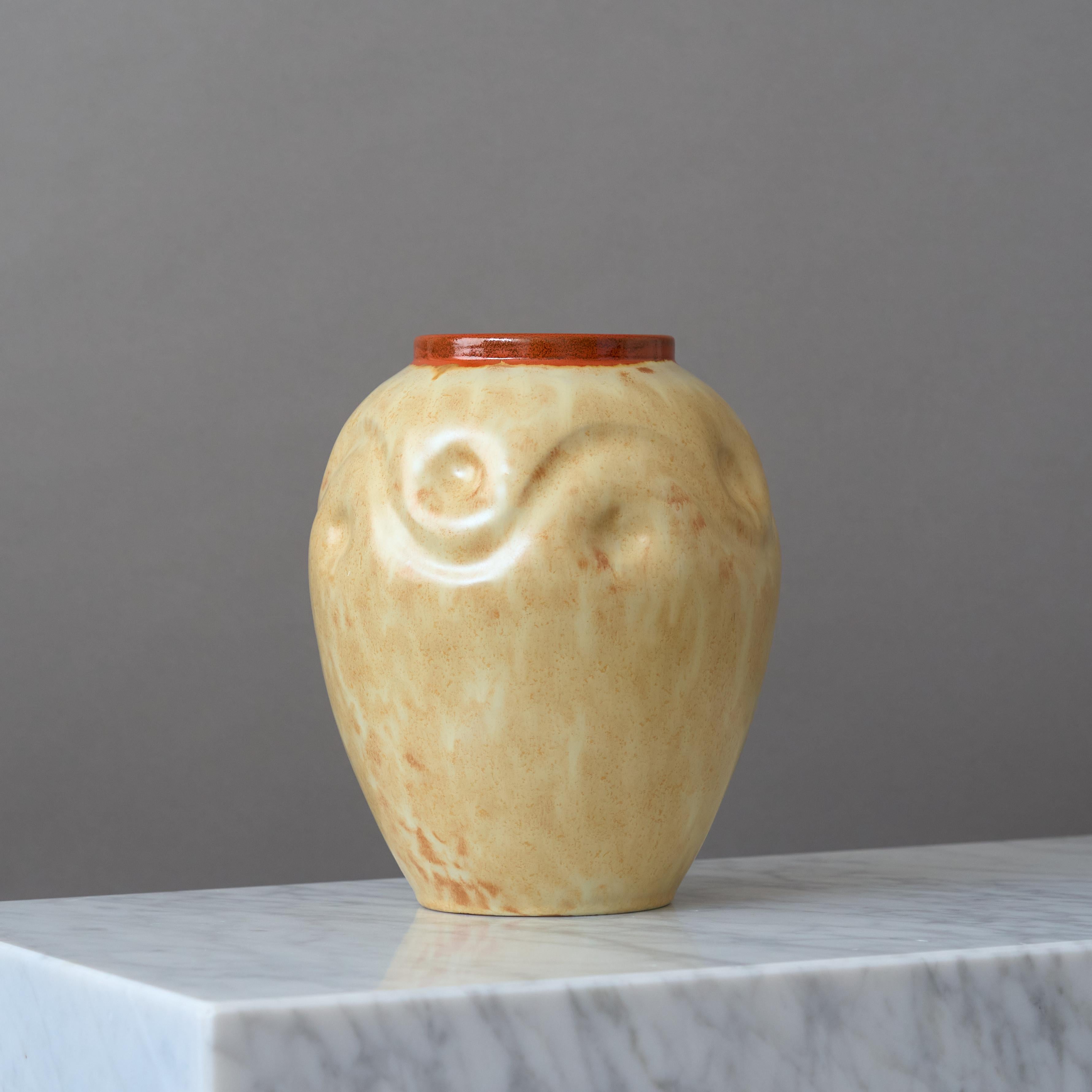 Vase Art Déco en céramique beige par Upsala Ekeby, Suède, années 1930 Bon état - En vente à Malmö, SE