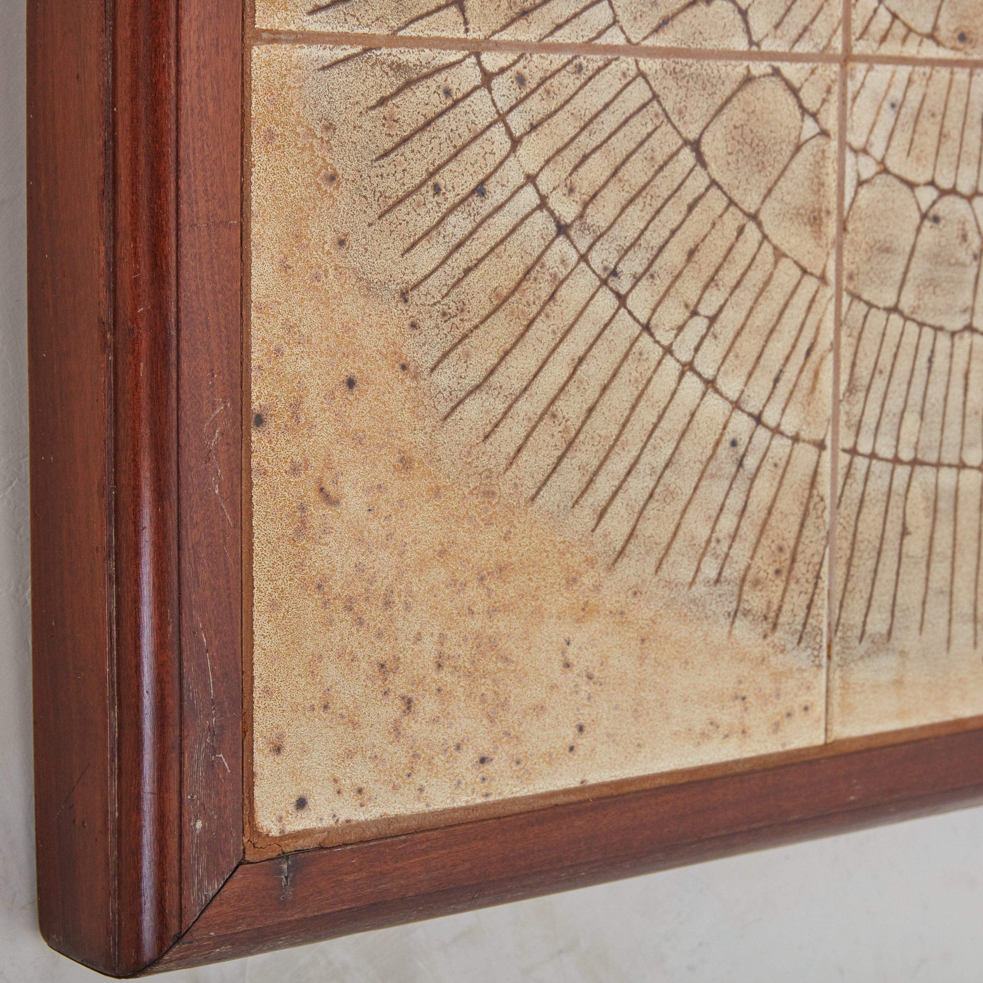 Metà XX secolo Scultura da parete in piastrelle di ceramica beige con cornice in Wood di Jean D'asti, Francia anni '60 in vendita