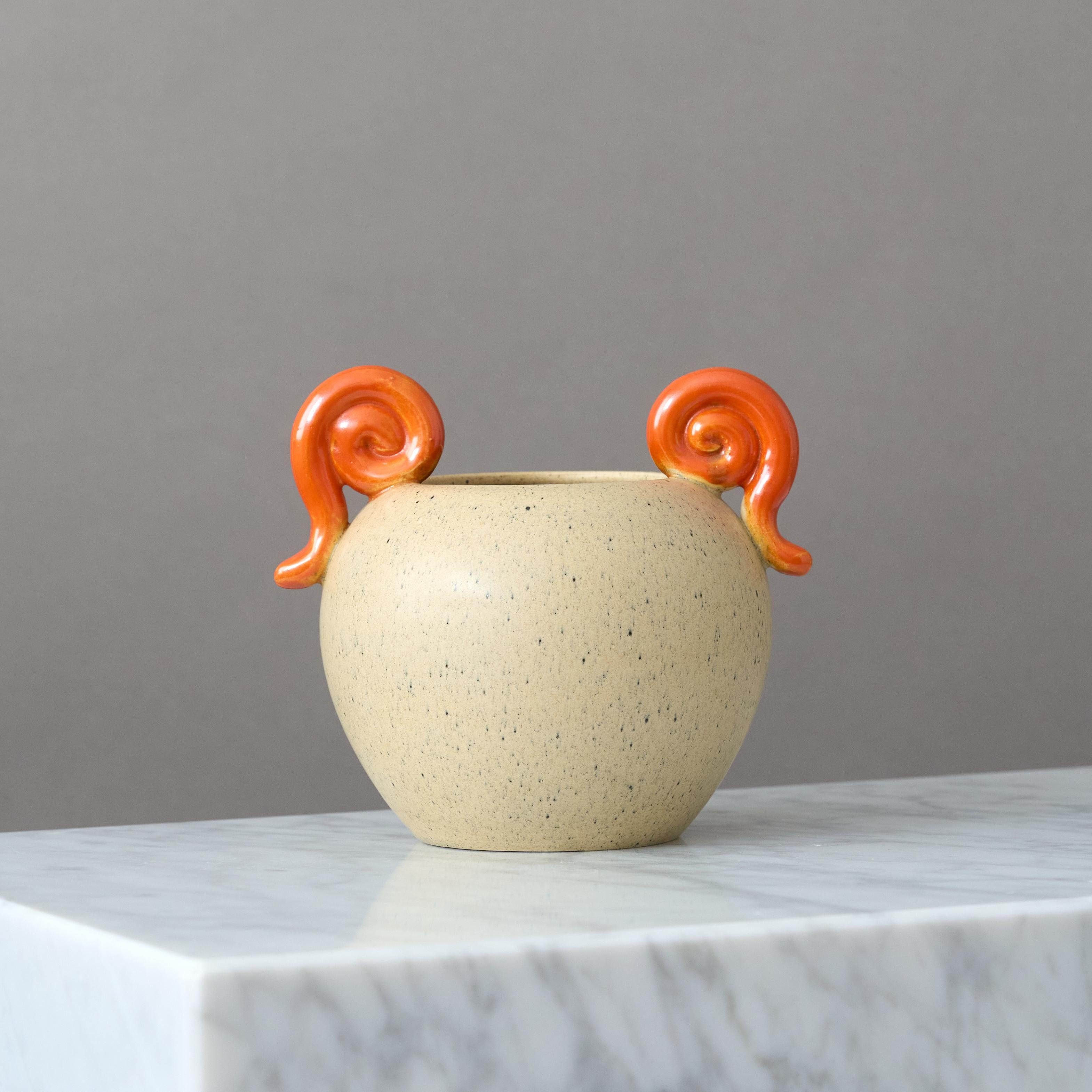 Vaso in ceramica beige di Eva Jancke Bjork per Bo Fajans, Svezia, anni '40 In condizioni buone in vendita a Malmö, SE