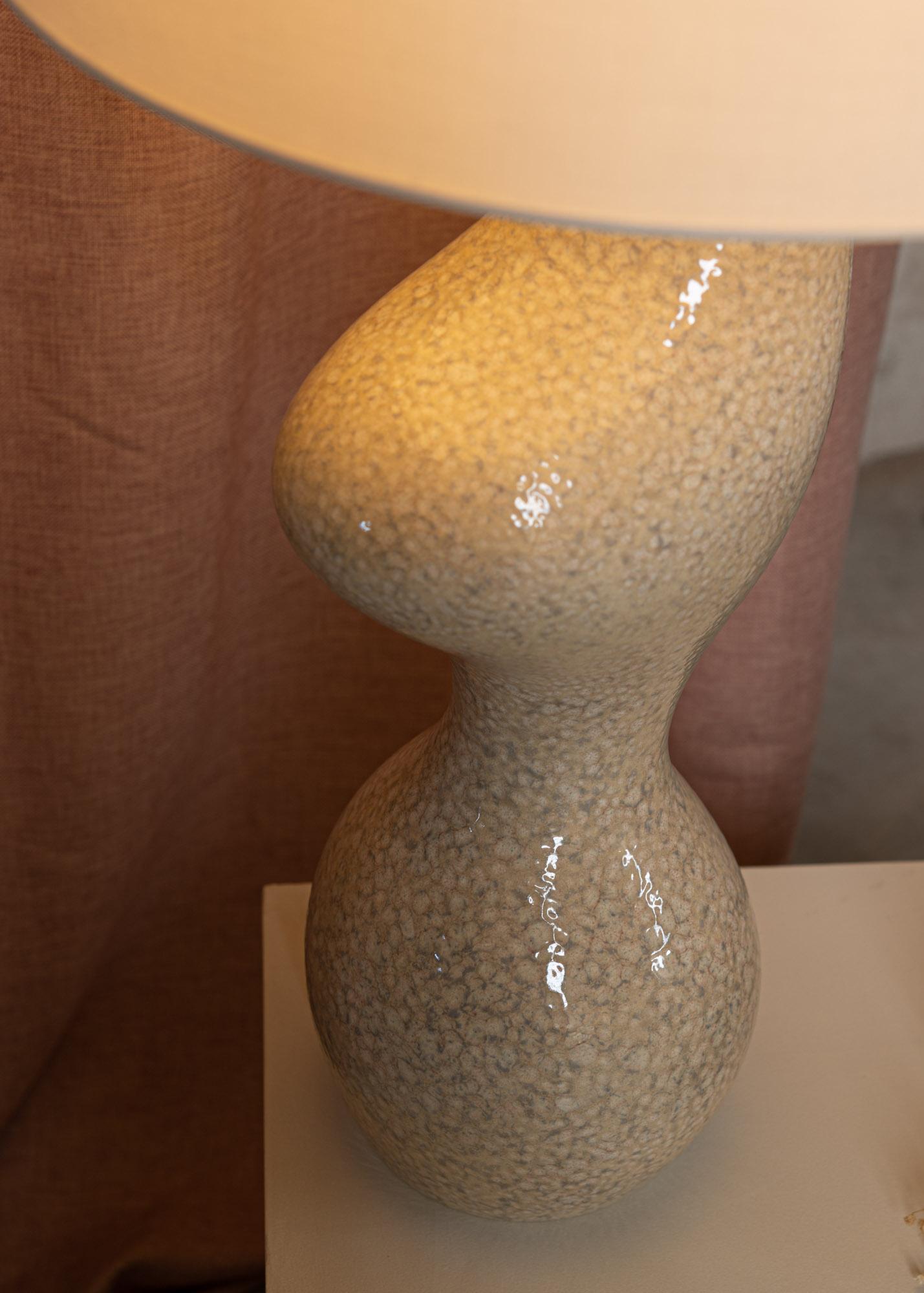 Post-Modern Beige Ceramic Venuso Table Lamp by Simone & Marcel For Sale