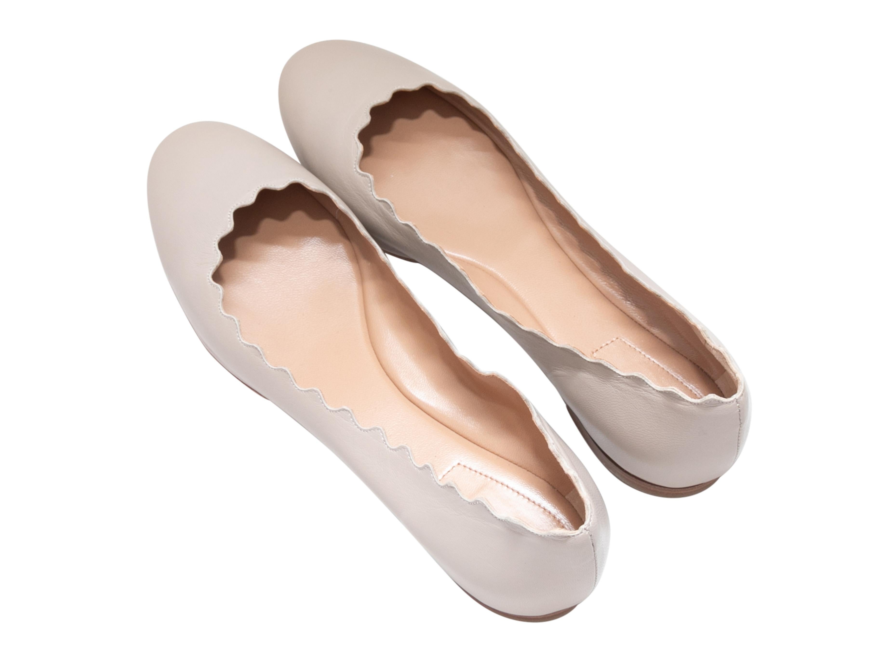 Beige Chloe Lauren Scalloped Ballet Flats Size 39.5 In Good Condition In New York, NY