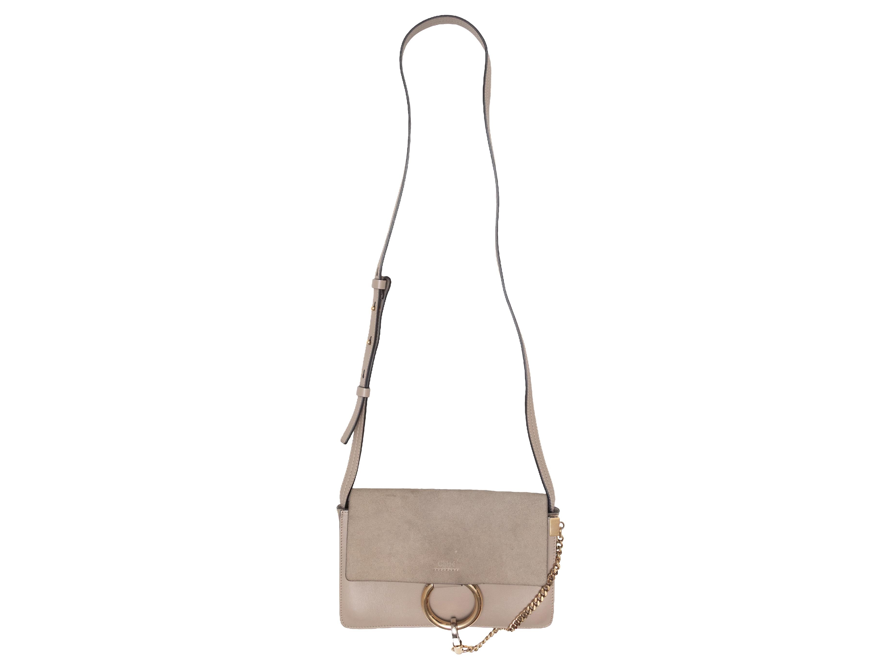 Beige Chloe Kleine Faye Umhängetasche. Die Small Faye Crossbody hat einen Körper aus Wildleder, goldfarbene Beschläge, einen einzelnen Crossbody-Riemen und einen Klappverschluss vorne. 9,5