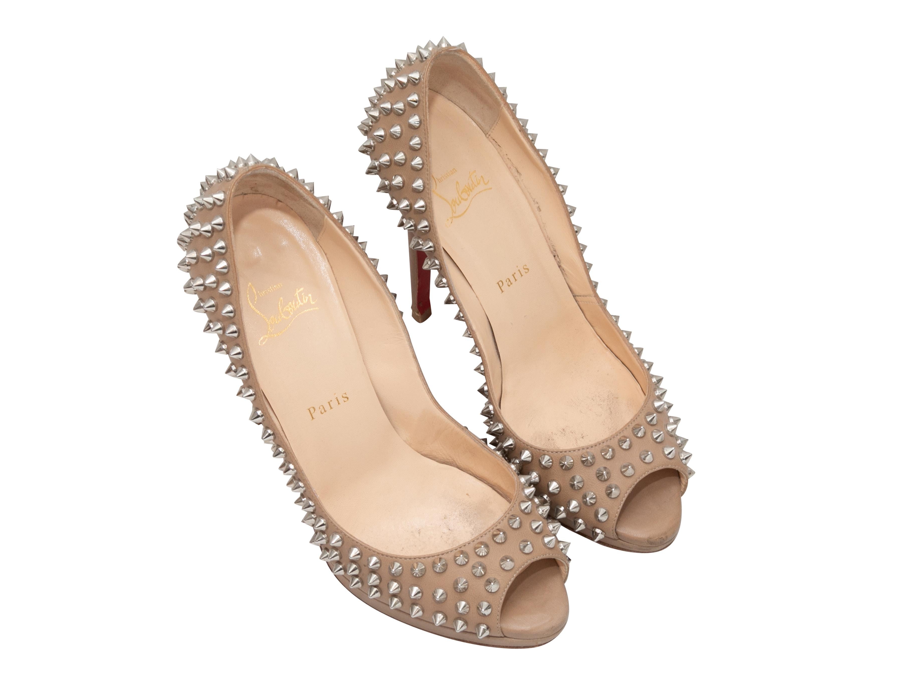 Beigefarbene Lederpumps mit Zehenklappe von Christian Louboutin. Silberfarbene Nietenverzierungen überall. 0,25