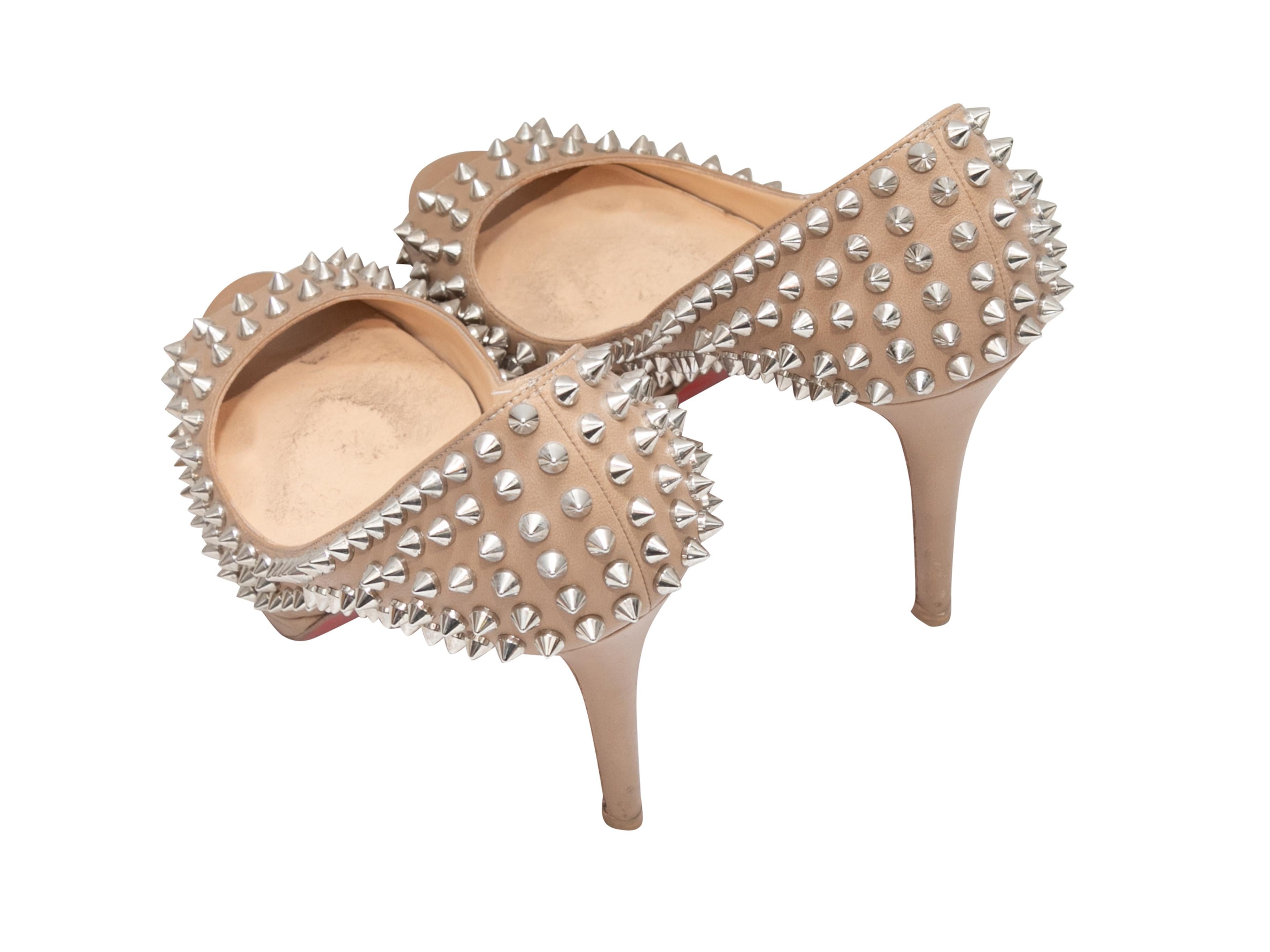 Beige Christian Louboutin Peep-Toe Pumps mit Nieten Größe 39 im Zustand „Gut“ in New York, NY