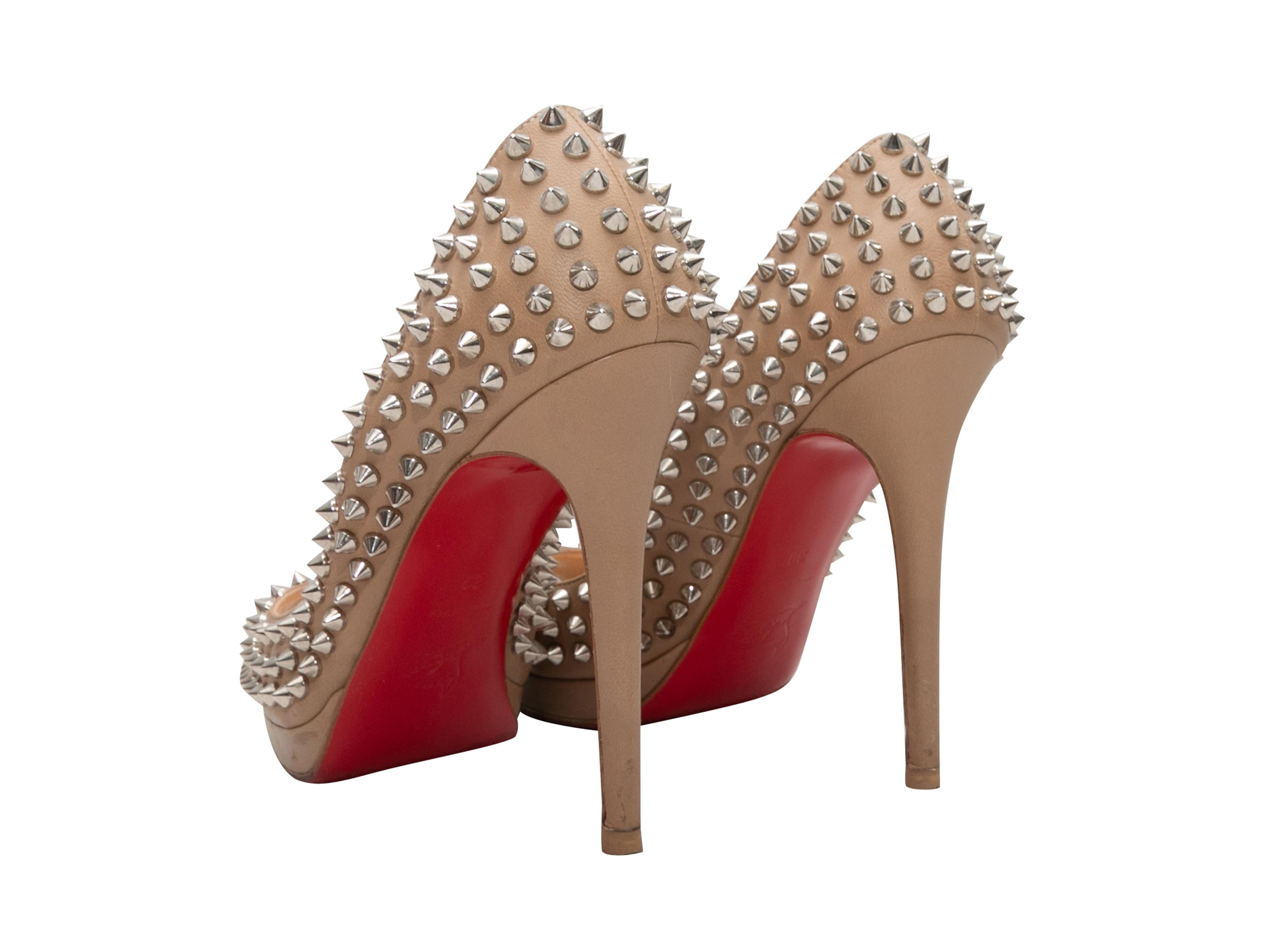 Beige Christian Louboutin Peep-Toe Pumps mit Nieten Größe 39 Damen