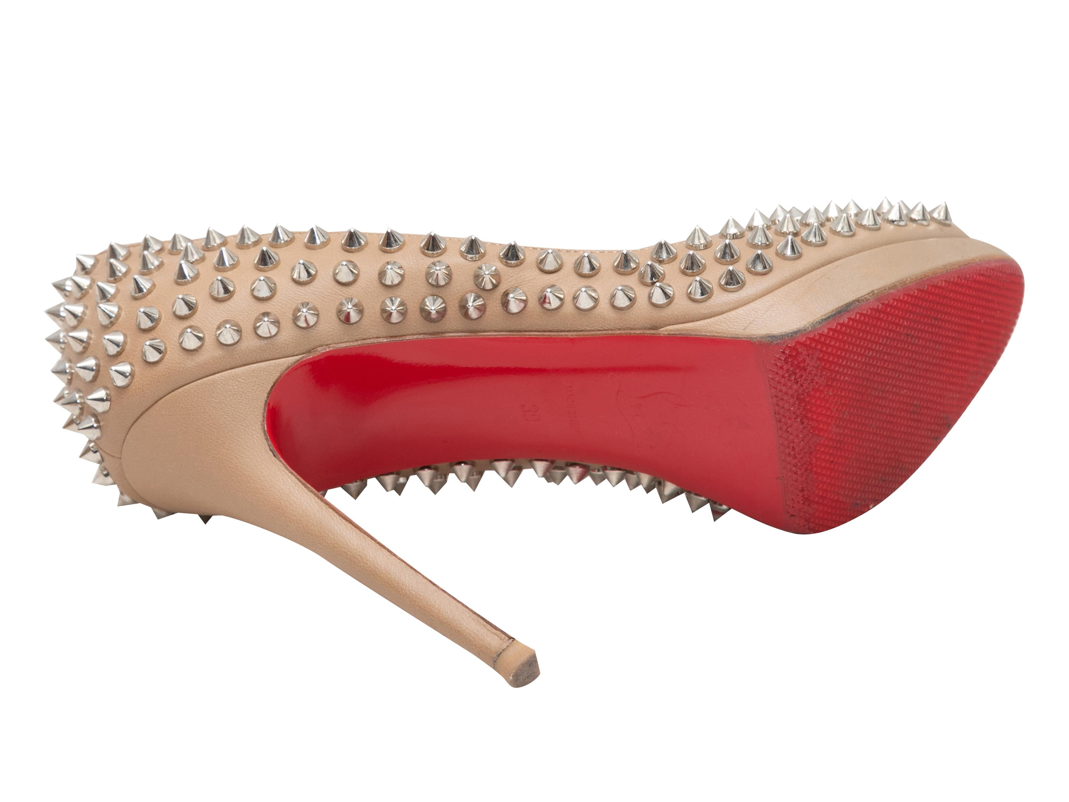Beige Christian Louboutin Peep-Toe Pumps mit Nieten Größe 39 1