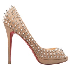 Bombas beige Christian Louboutin con tachuelas talla 39