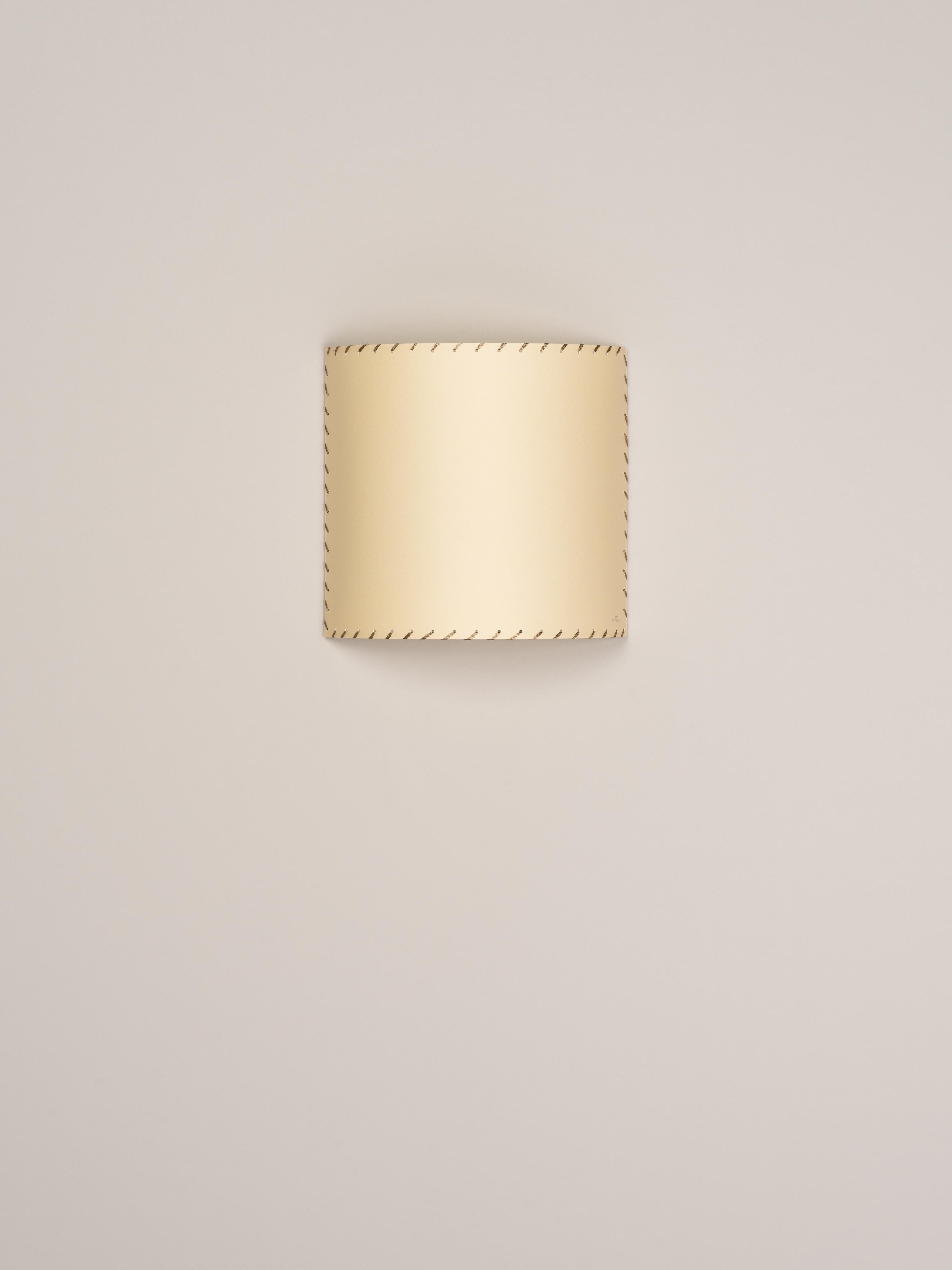 Beige Comodín Cuadrado wall lamp by Santa & Cole
Dimensions: D 31 x W 13 x H 30 cm
Materials: Metal, stitched parchment.

This minimalist wall lamp humanises neutral spaces with its colourful and functional sobriety. The shade is fondly