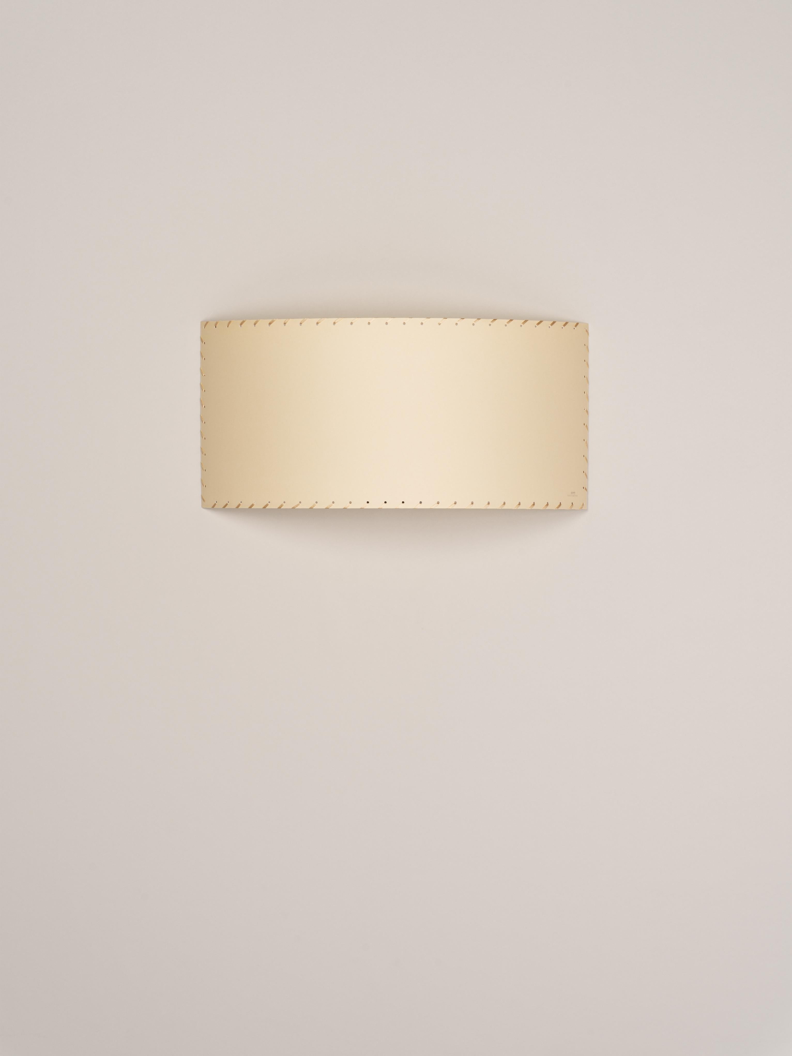 Beige Comodín rectangular wall lamp by Santa & Cole
Dimensions: D 50 x W 13 x H 24 cm
Materials: Metal, stitched parchment.

This minimalist wall lamp humanises neutral spaces with its colourful and functional sobriety. The shade is fondly