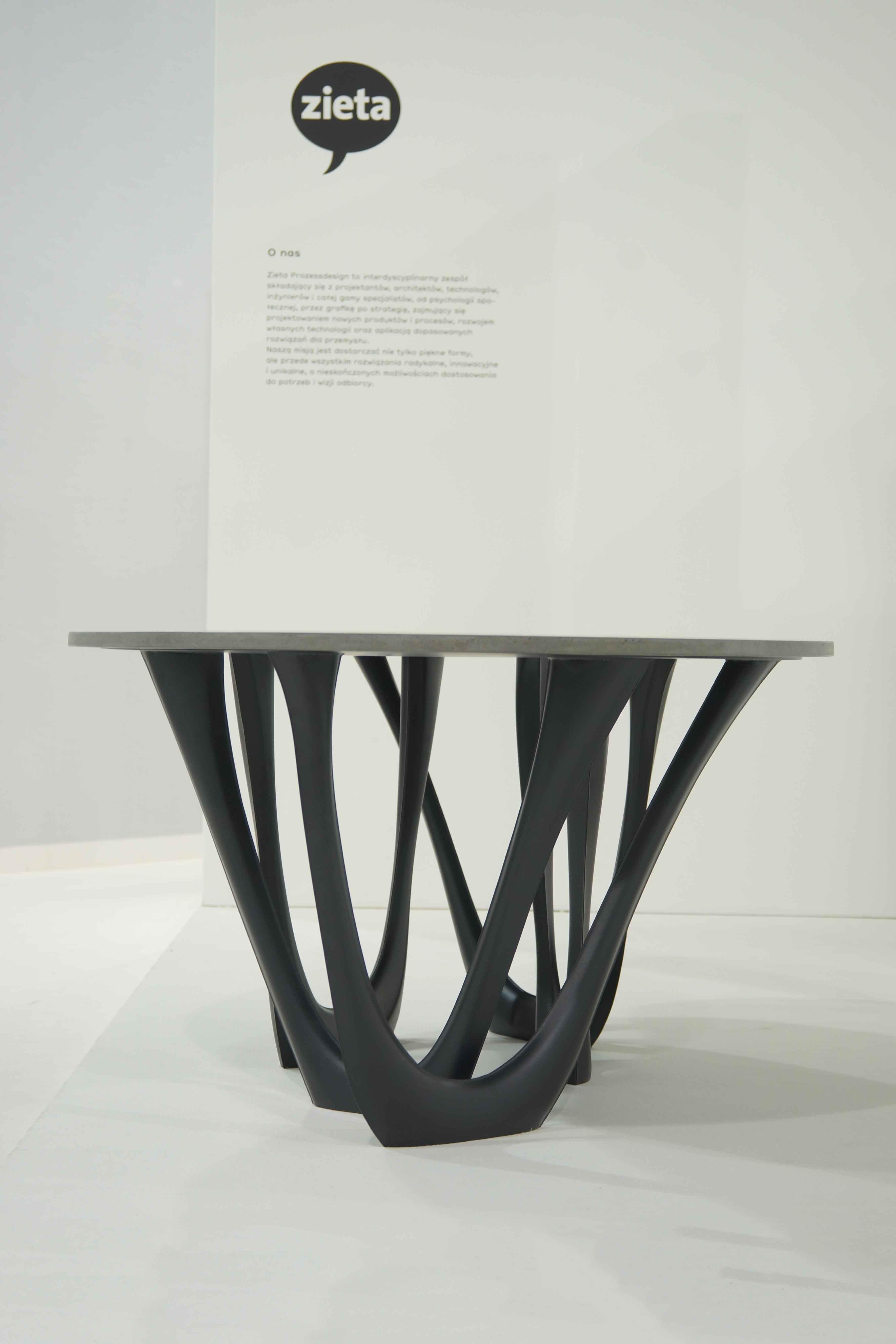 Table sculpturale G-Table en acier béton beige de Zieta en vente 6