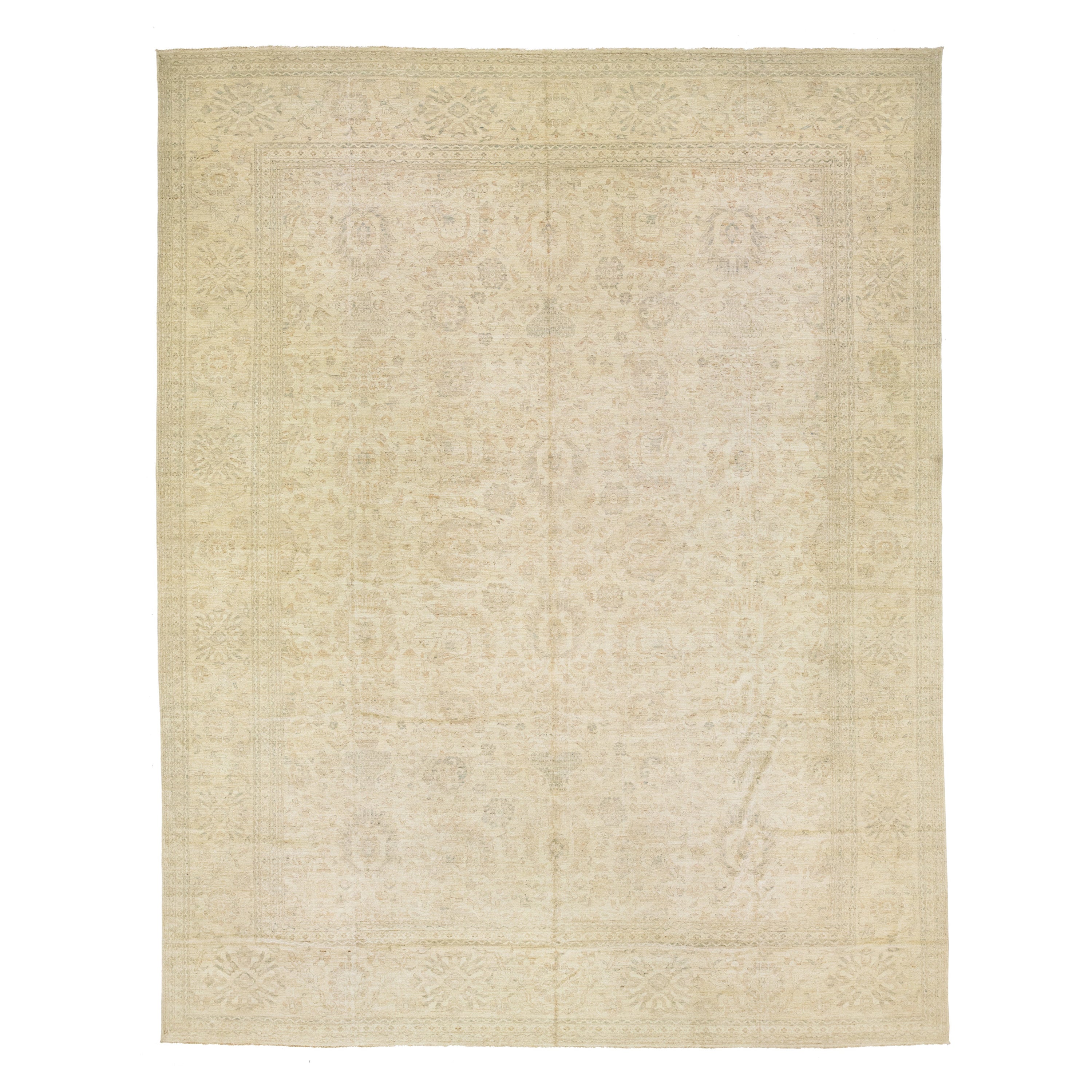Tapis contemporain surdimensionné en laine beige de style Khotan avec motif sur toute sa surface